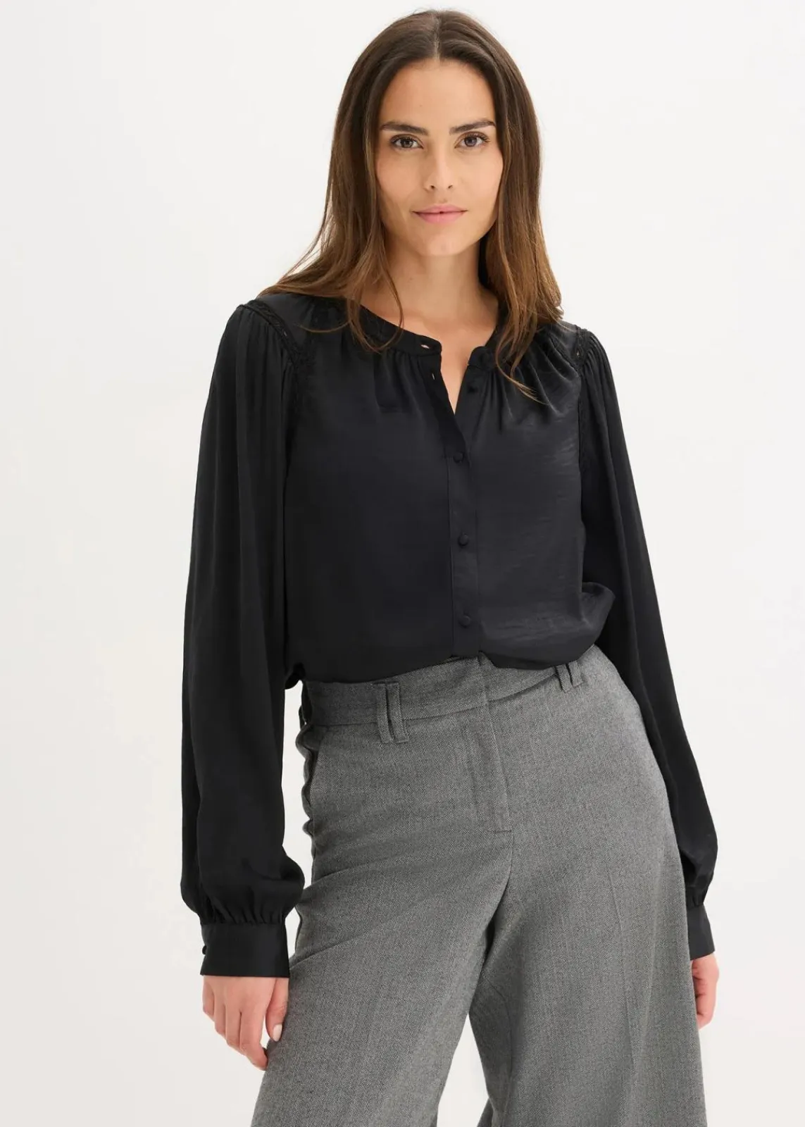 bonprix Bekleidung·Jacken & Mäntel|Blusen & Tuniken^Satinbluse mit Spitzenbändern schwarz