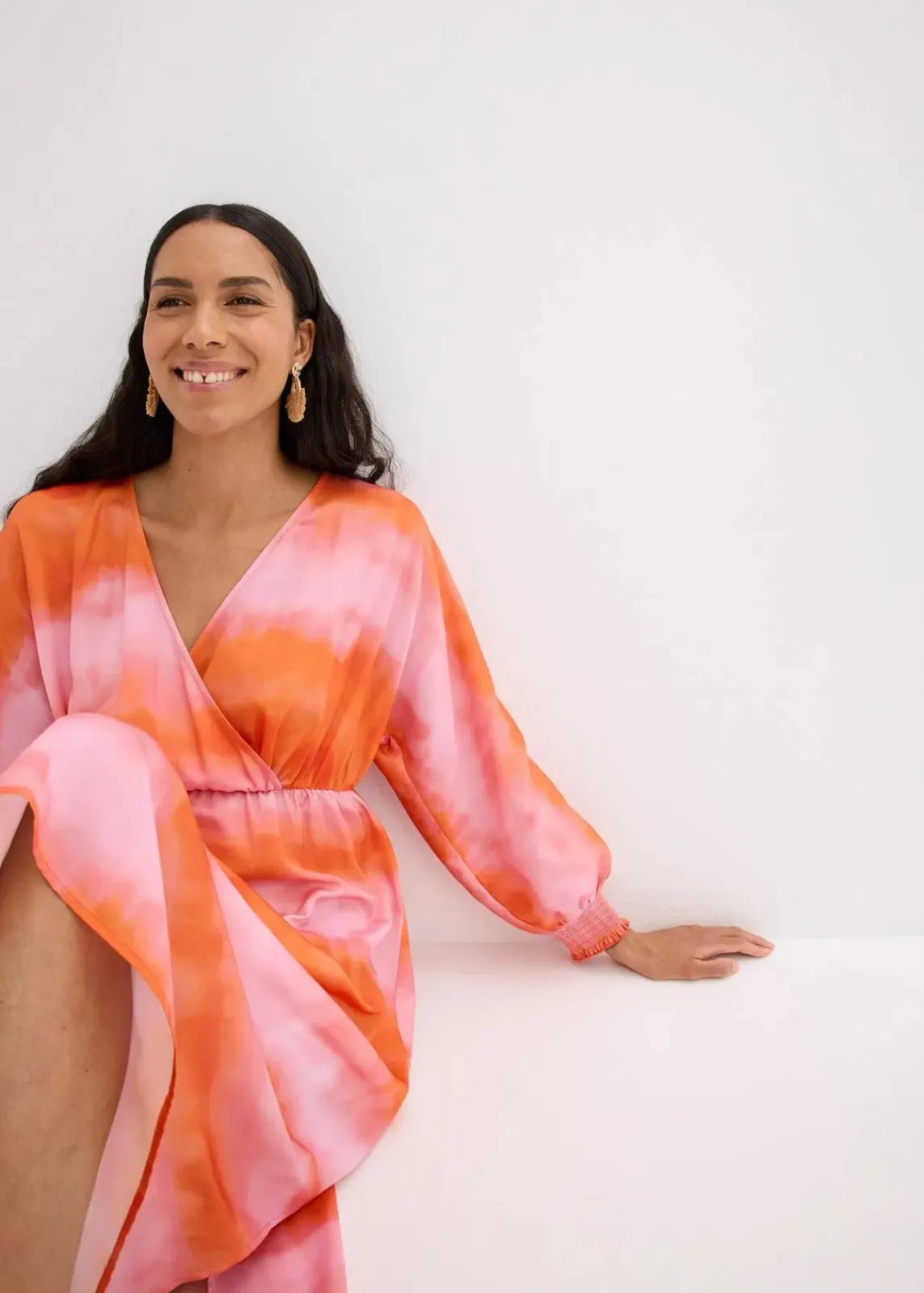 bonprix Kleider|Bekleidung·Pullover & Strickjacken^Satin-Midikleid mit Batik-Print rosa/orange bedruckt