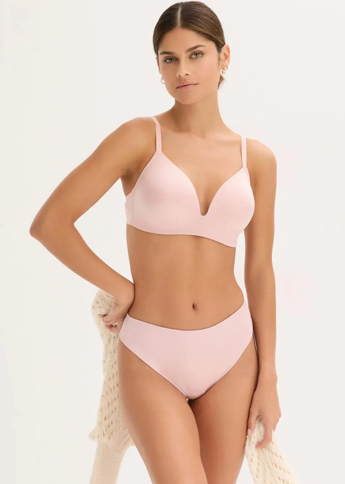 bonprix Bhs^Schalen-BH ohne Bügel aus glänzendem Material hellrosa