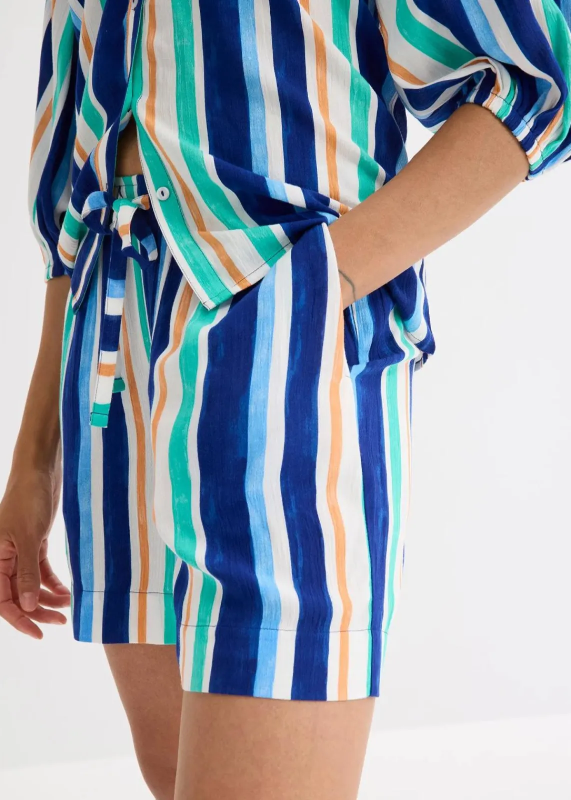 bonprix Nachhaltigere Materialien|Hosen^Schlupf-Shorts aus feiner Viskose arktikblau/hellblau/weiß gestreift