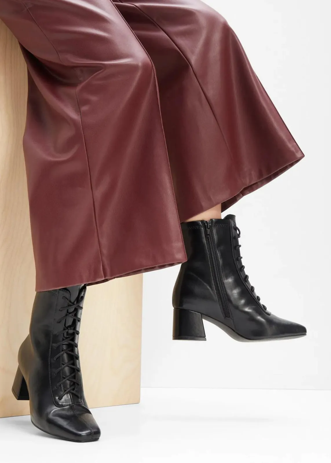 bonprix Stiefeletten^Schnürstiefeletten mit Blockabsatz schwarz