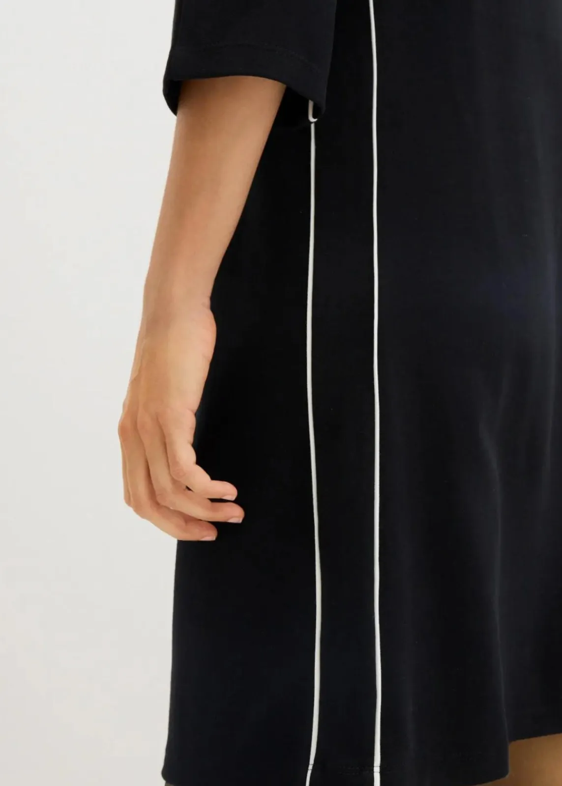 bonprix Bekleidung·Pullover & Strickjacken|Nachhaltigere Materialien^Shirtkleid aus Bio Bauwolle mit Kontrastpiping schwarz