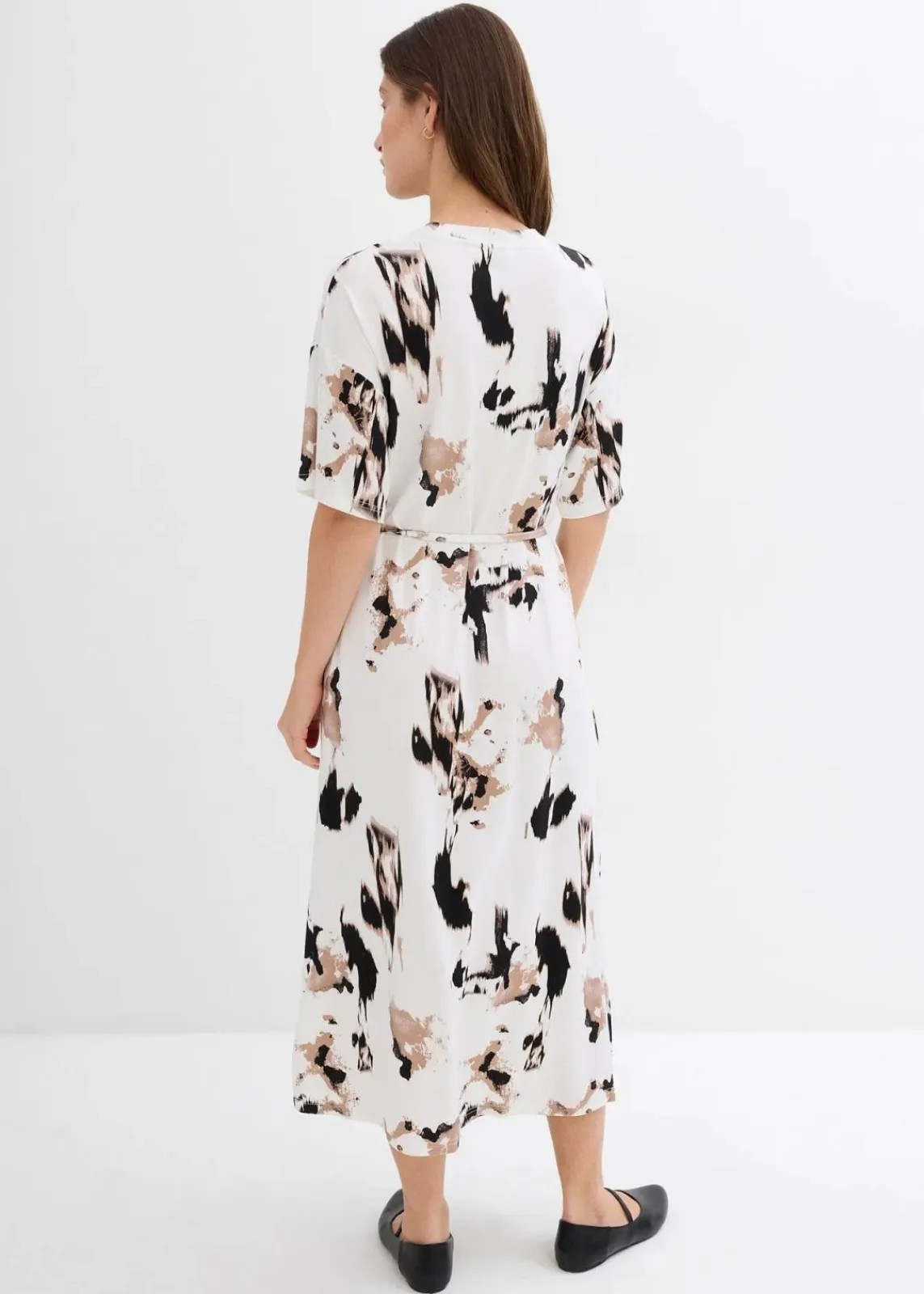 bonprix Kleider^Shirtkleid aus feiner Viskose wollweiß/saharabeige/schwarz bedruckt
