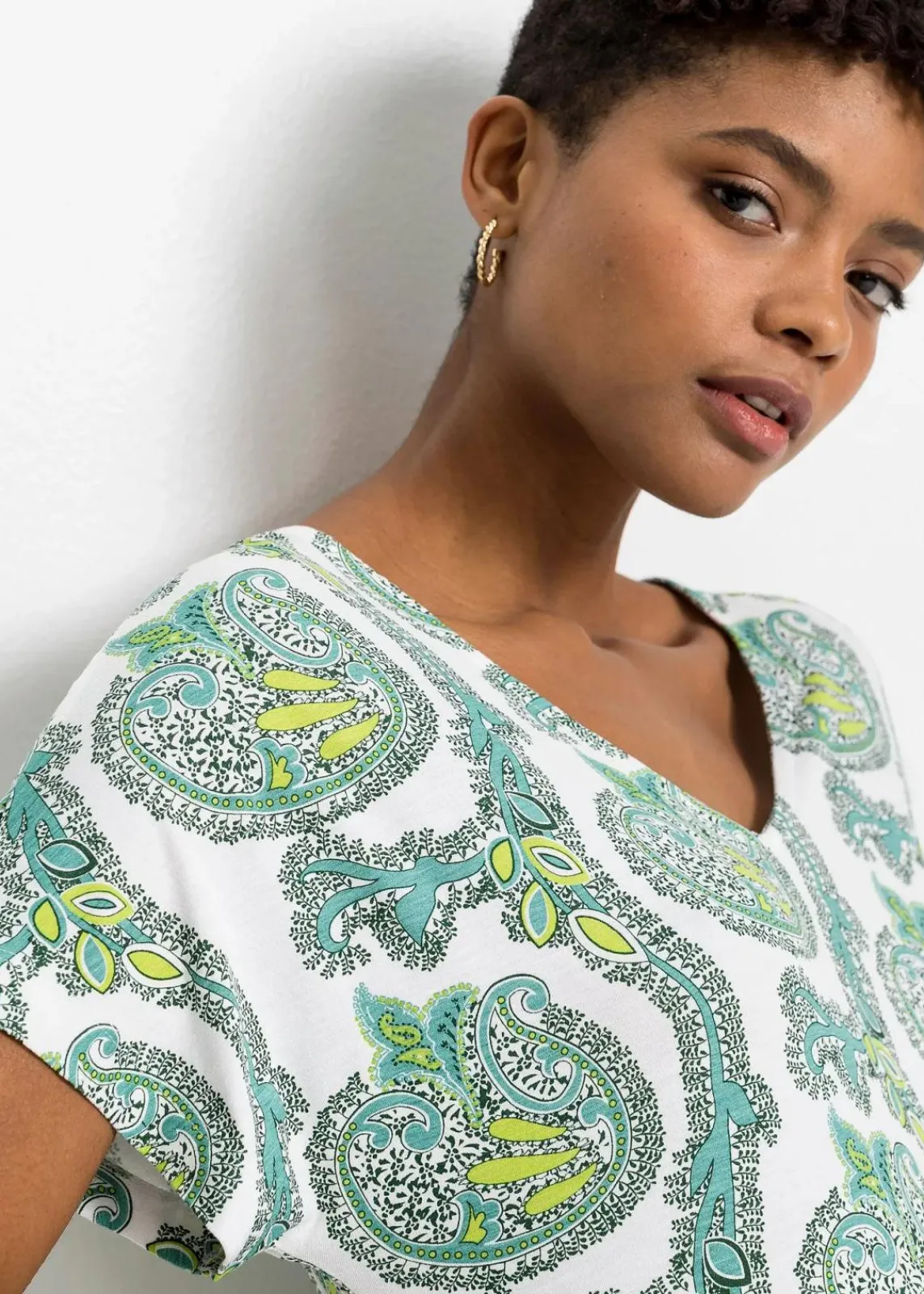 bonprix Nachhaltigere Materialien|Kleider^Shirtkleid aus fließendem Viskose-Elasthan-Mix weiß/türkis paisley