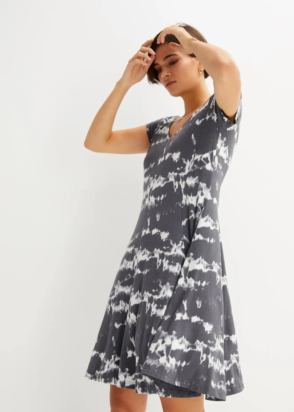 bonprix Nachhaltigere Materialien|Kleider^Shirtkleid aus fließender Viskose schiefergrau bedruckt
