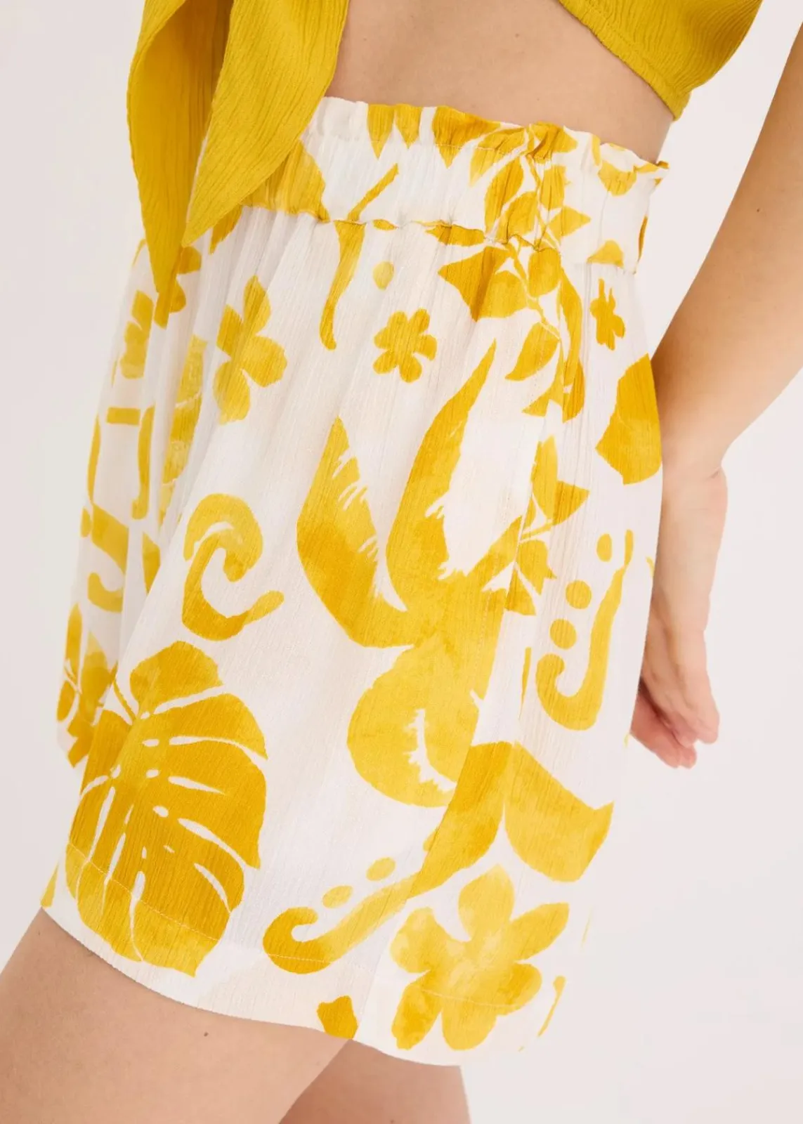 bonprix Bekleidung·Outdoorbekleidung|Bekleidung·Kleider^Shorts aus strukturierter Viskose weiß/lemoncurry floral