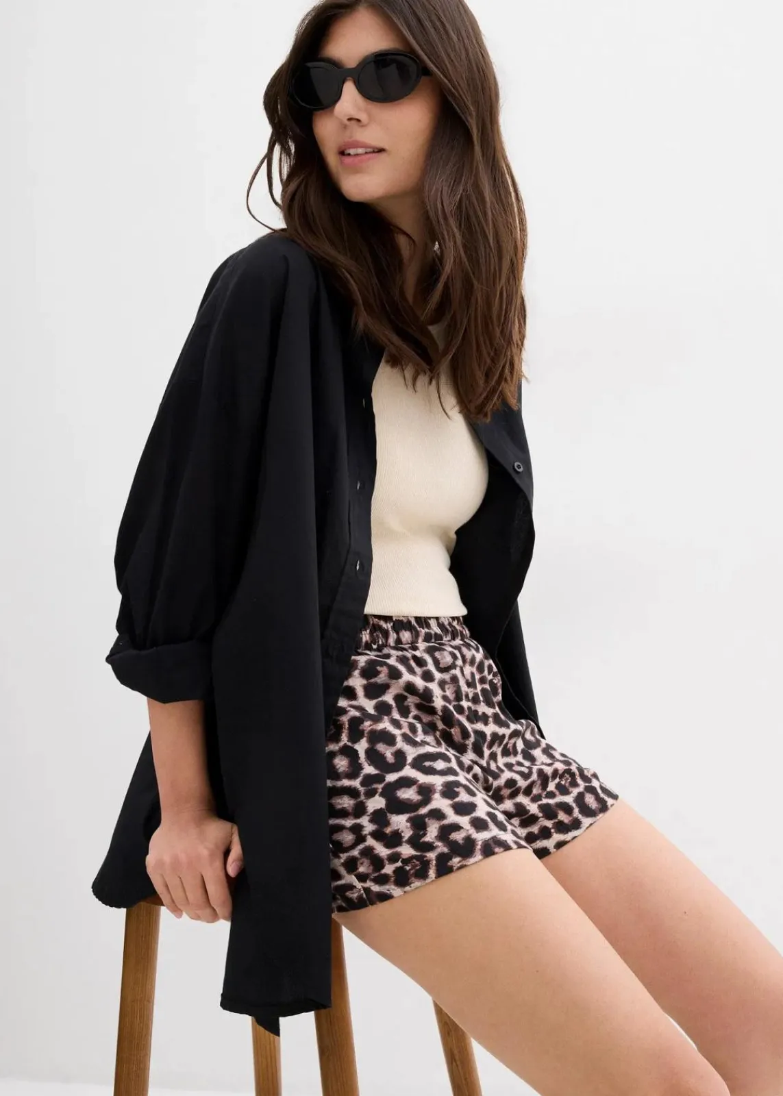 bonprix Bekleidung·Outdoorbekleidung|Bekleidung·Kleider^Shorts mit elastischem Bund beige leo bedruckt