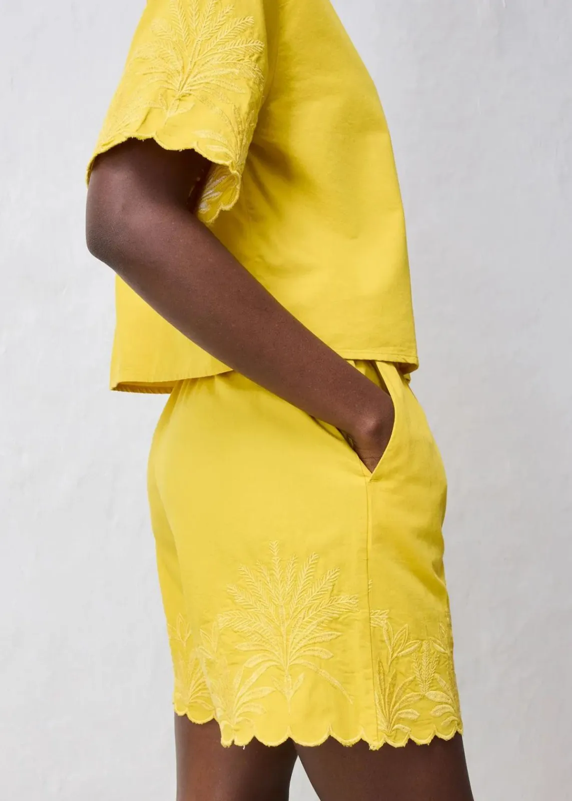 bonprix Hosen|Premium^Shorts mit Seidenanteil lemoncurry