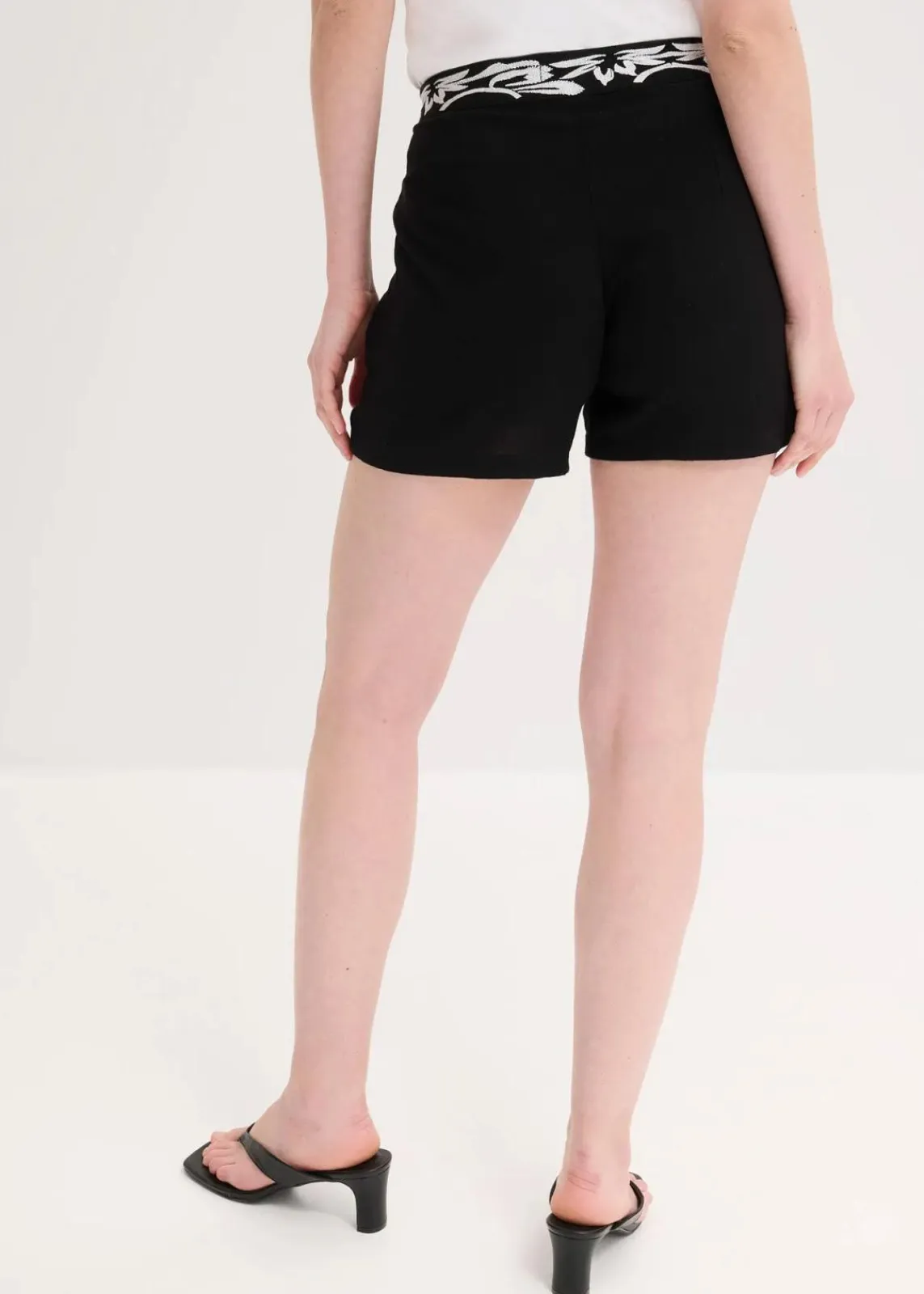 bonprix Bekleidung·Outdoorbekleidung|Bekleidung·Kleider^Shorts mit Stickerei aus softem Viskose Mix schwarz/weiß
