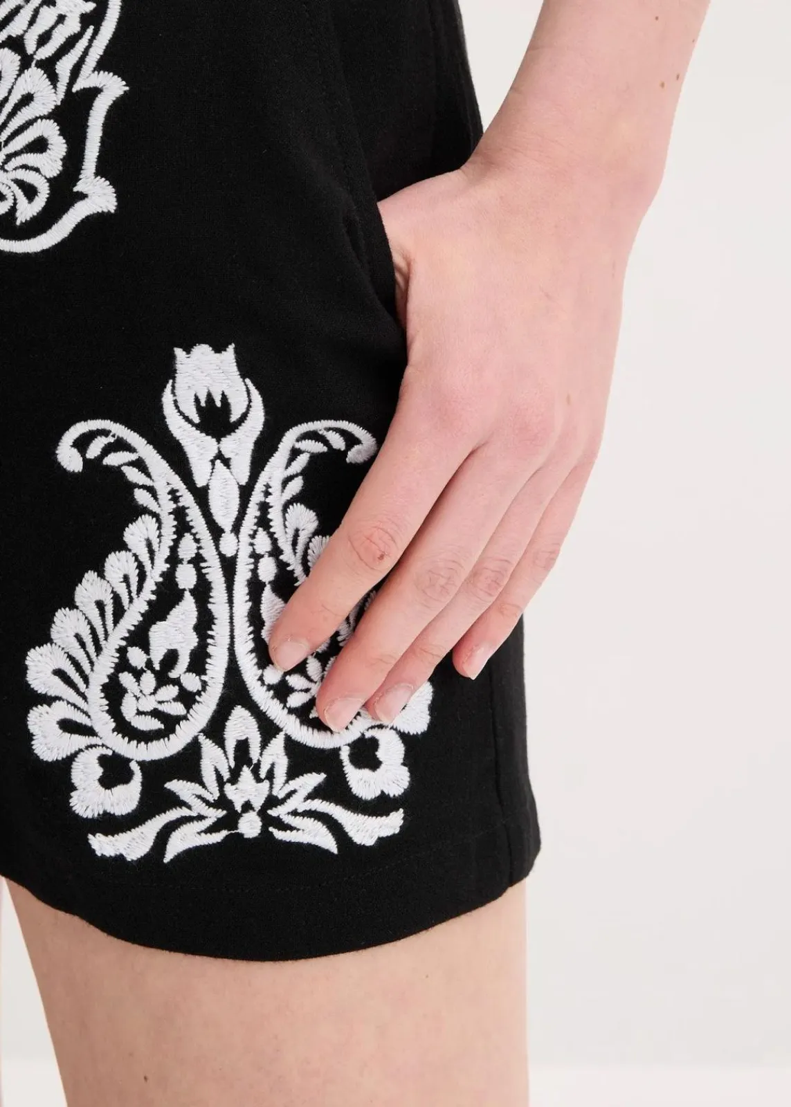 bonprix Bekleidung·Outdoorbekleidung|Bekleidung·Kleider^Shorts mit Stickerei aus softem Viskose Mix schwarz/weiß