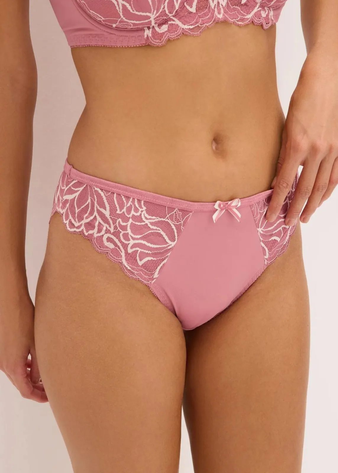 bonprix Wäsche·Dessous|Wäsche·Höschen^Slip mit zarter Spitze beerensorbet/wollweiß