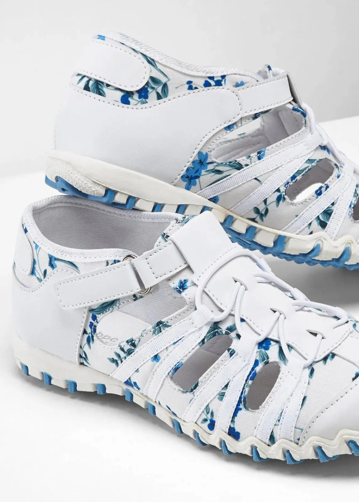 bonprix Schuhe & Accessoires In Spezialgrößen·Schuhe In Übergröße|Sommerschuhe^Slipper mit Profilsohle weiß/hellblau geblümt