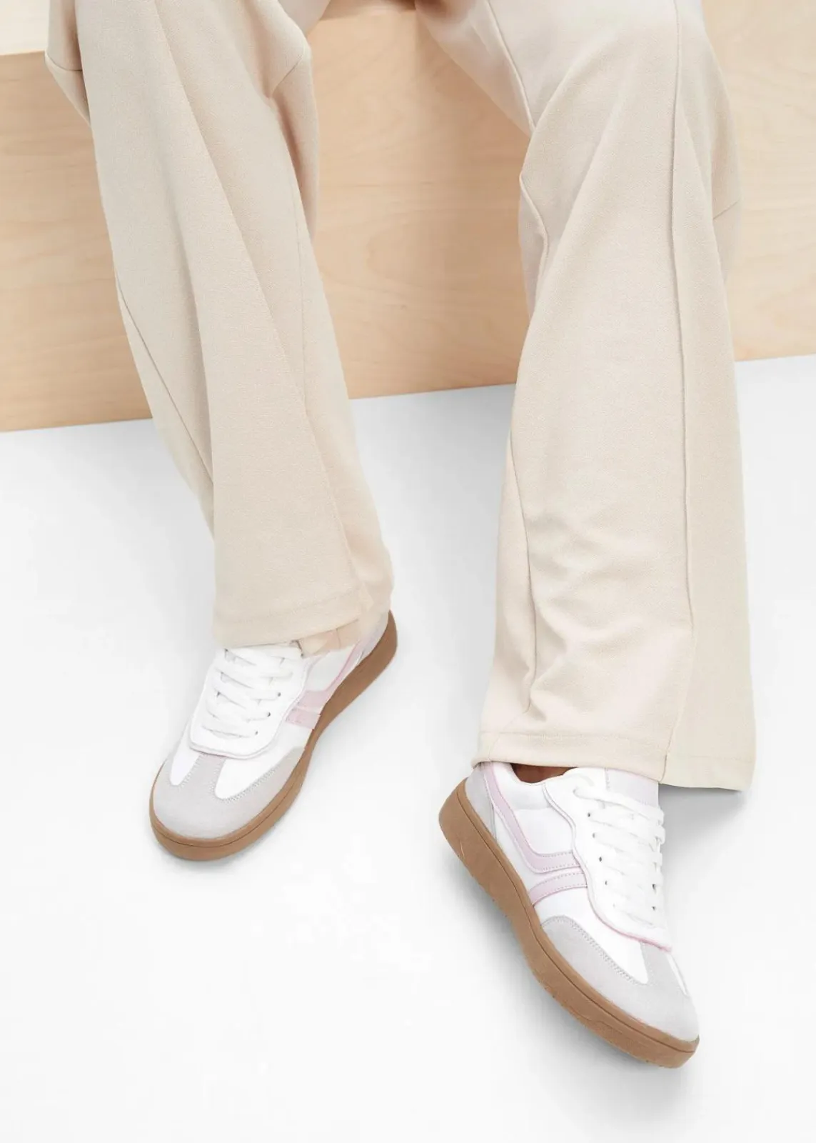 bonprix Sneaker^Sneaker im Retrolook weiß/puderflieder