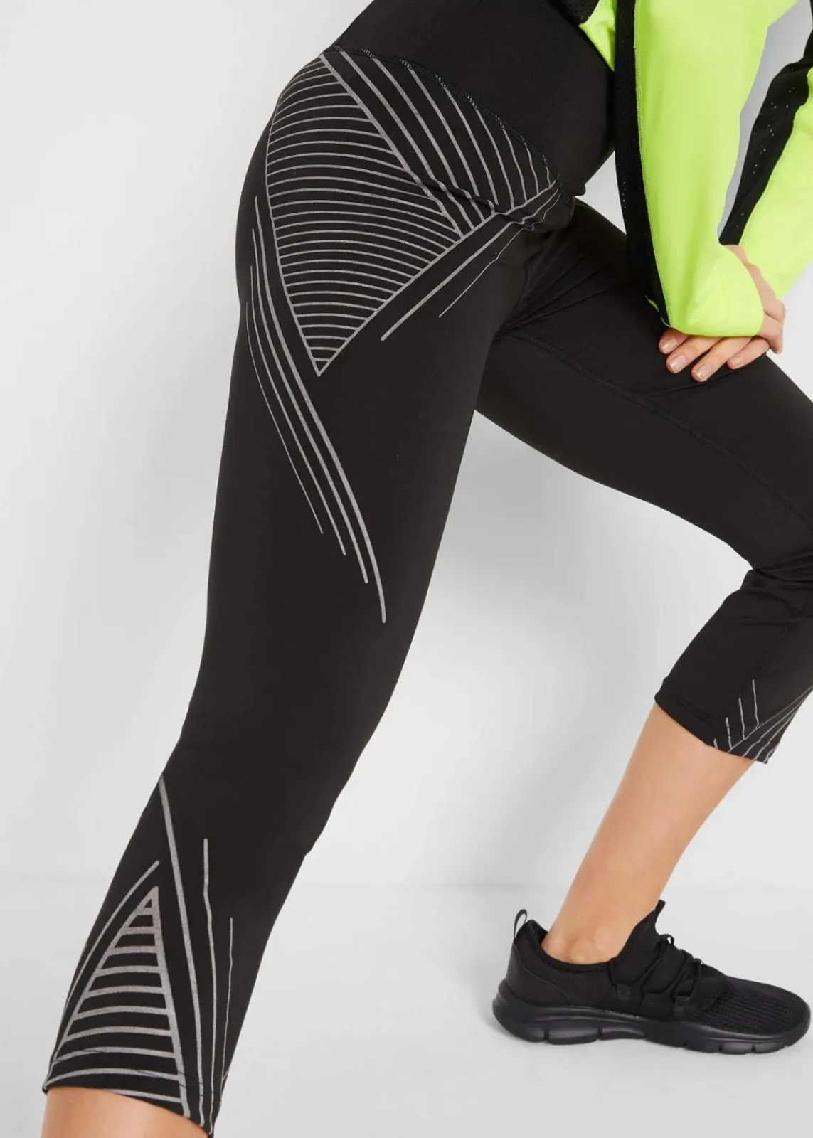 bonprix Bekleidung·Sweat|Bekleidung·Kleider^Sport-Leggings mit Tasche, 3/4-Länge schwarz graphisch bedruckt