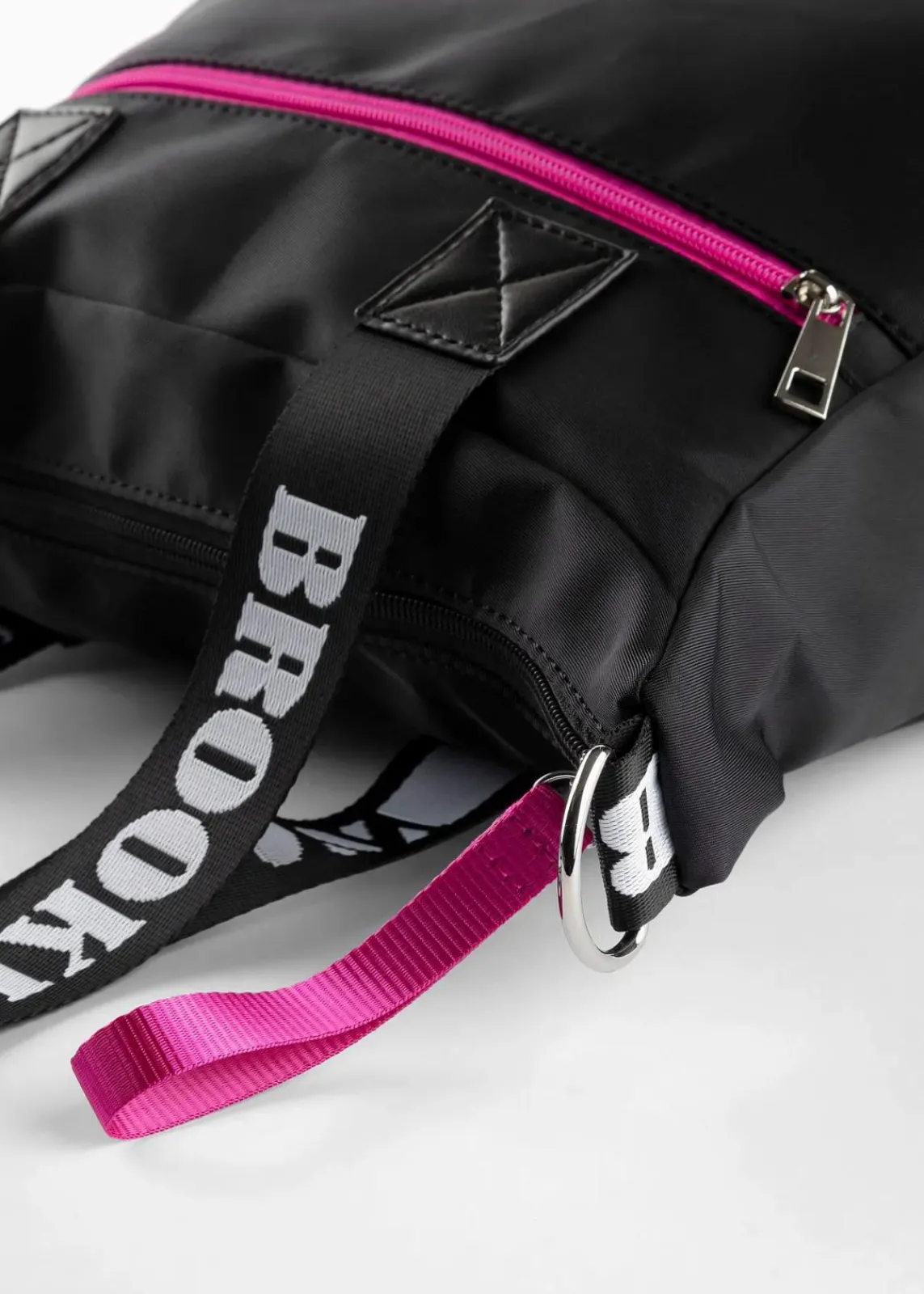 bonprix Taschen^Sporttasche mit Kontrastdetails schwarz