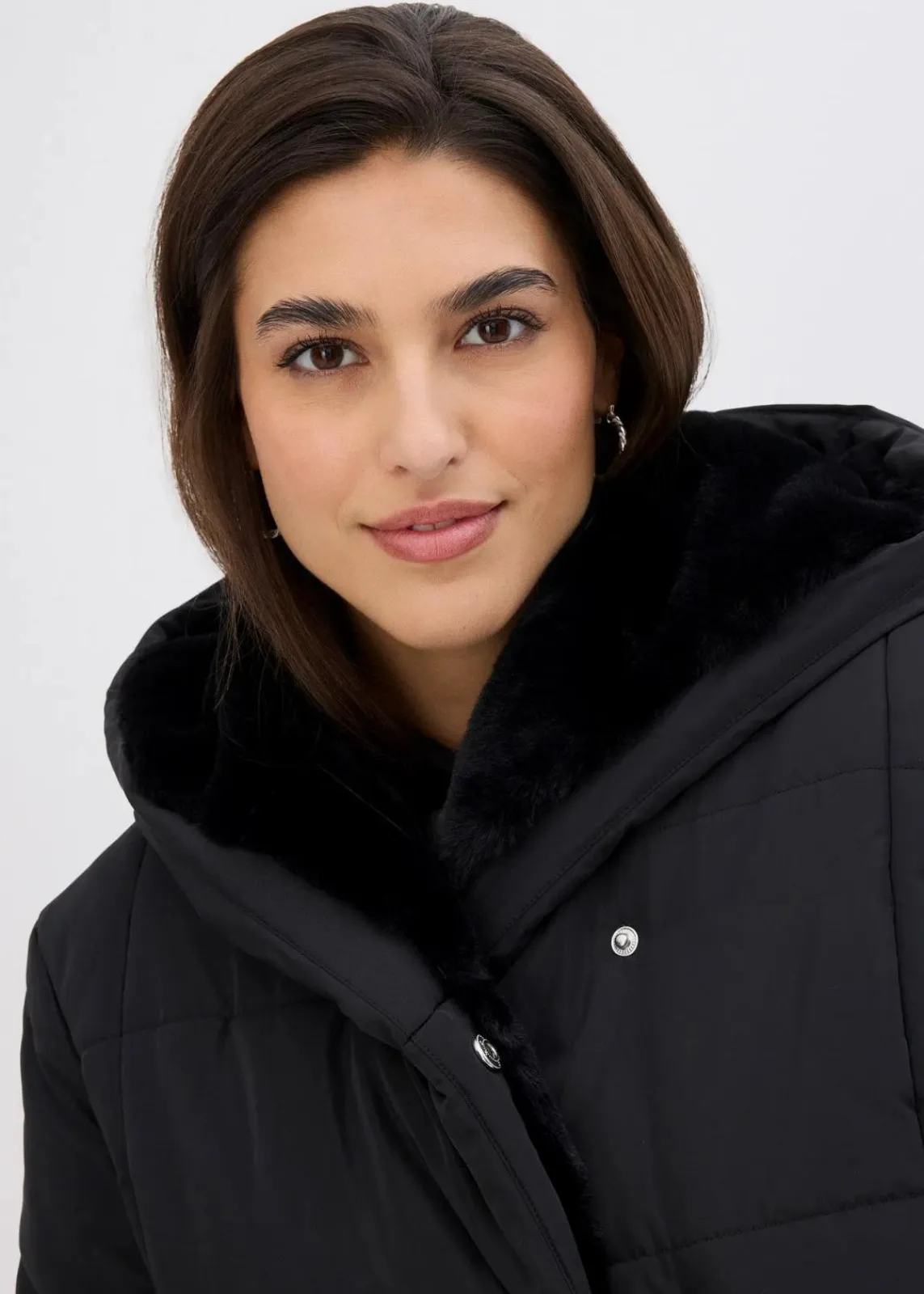 bonprix Bekleidung·Hosen|Nachhaltigere Materialien^Steppjacke mit Fellimitatbesatz schwarz