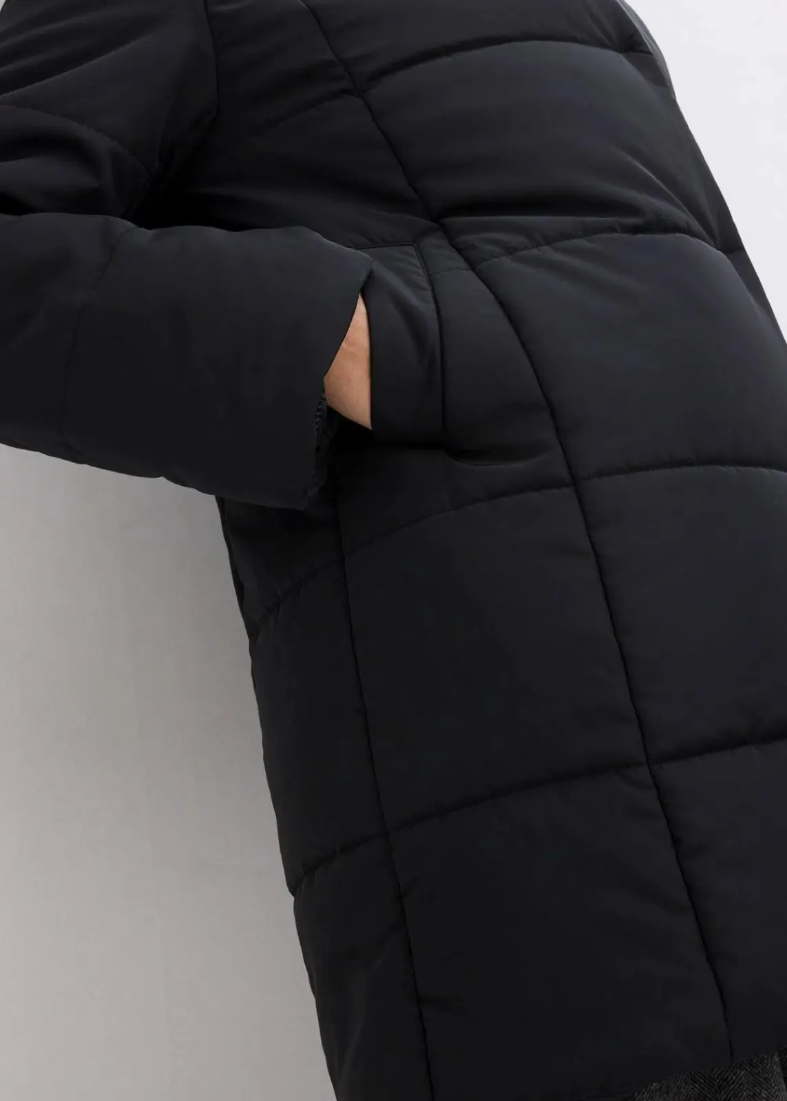 bonprix Bekleidung·Hosen|Nachhaltigere Materialien^Steppjacke mit Fellimitatbesatz schwarz