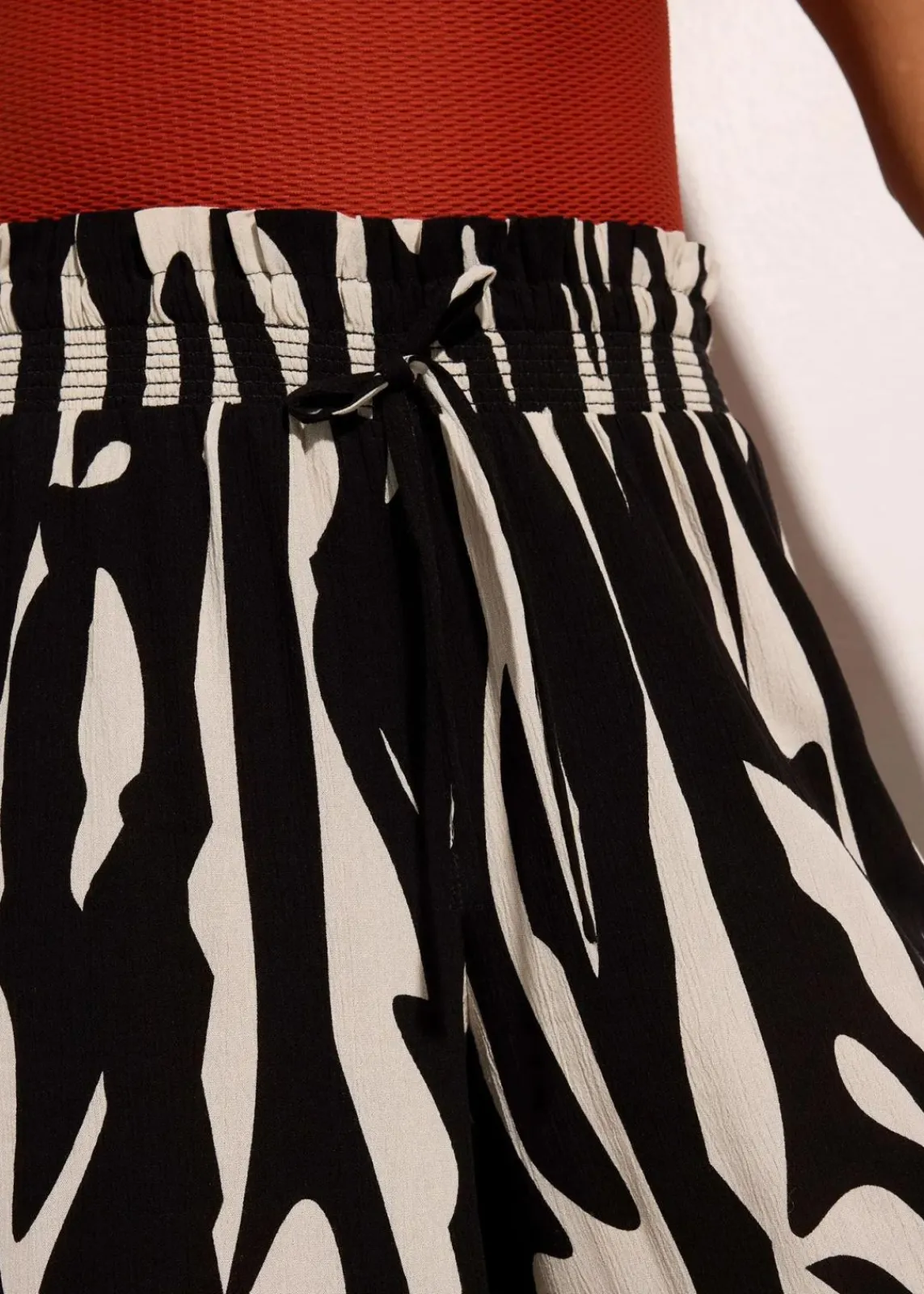 bonprix Hosen^Strandhose aus fließender Viskose schwarz/wollweiß graphisch