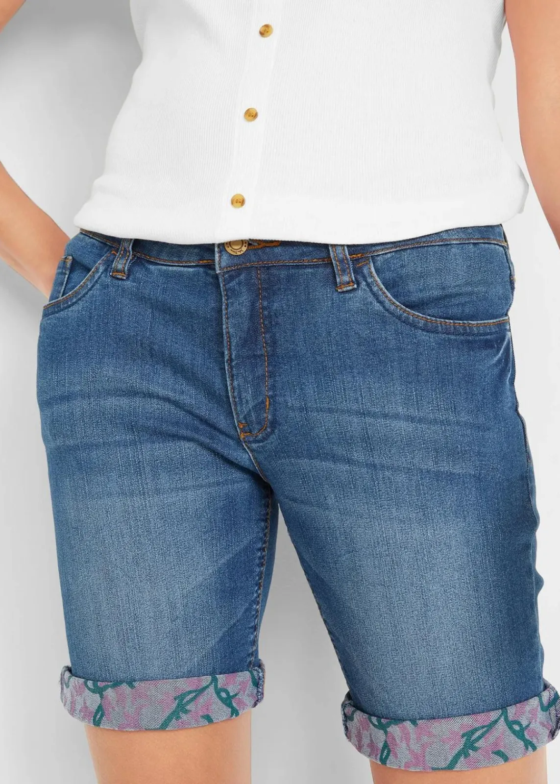 bonprix Shorts|Jeans^Stretch-Jeans-Bermuda mit farbigem Umschlag blau used