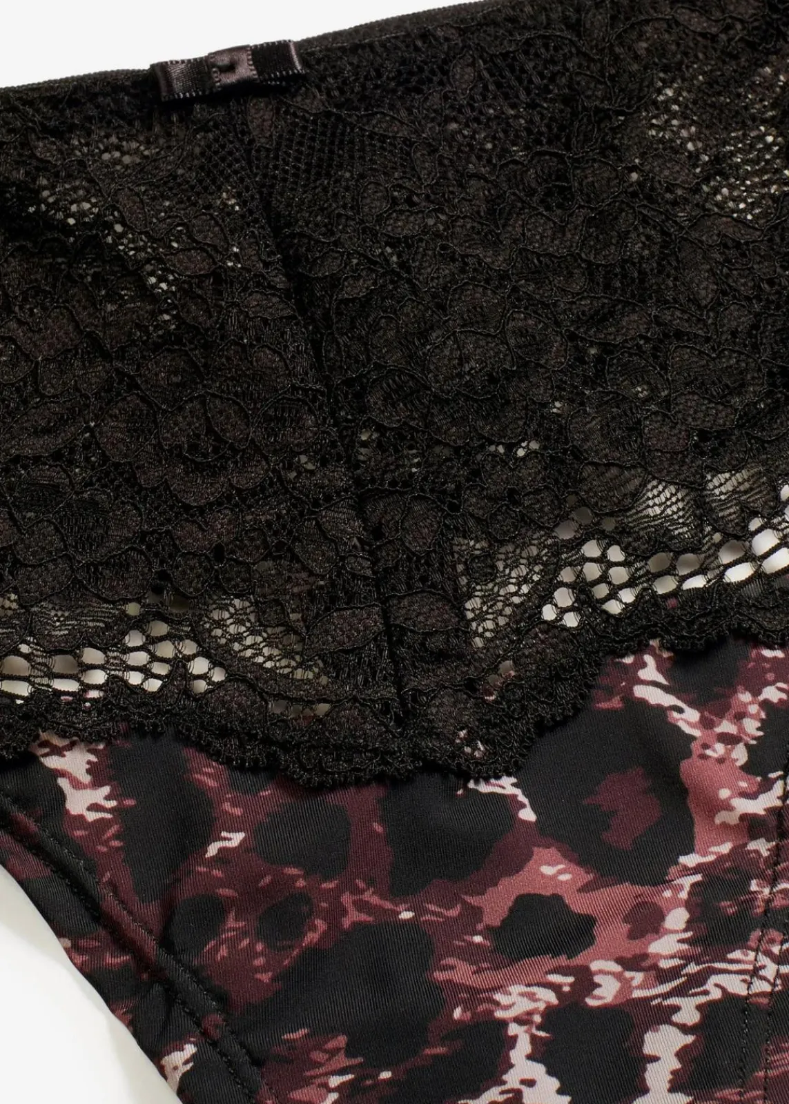 bonprix Nachhaltigere Materialien|Dessous^String Panty aus feiner Spitze leo bedruckt