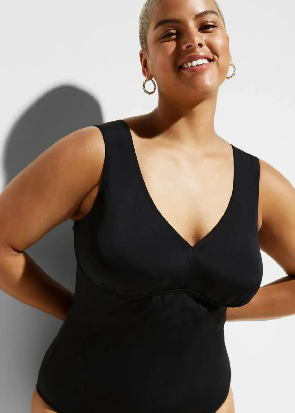 bonprix Nachhaltigere Materialien|Shapewear^Strong Shape-Badeanzug mit V-Ausschnitt schwarz