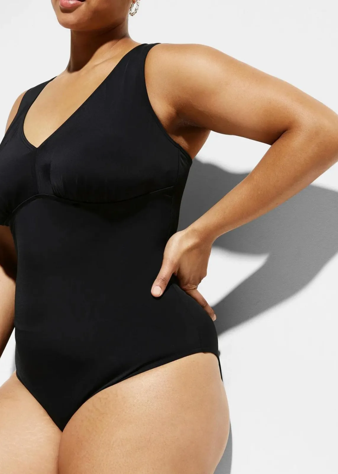 bonprix Nachhaltigere Materialien|Shapewear^Strong Shape-Badeanzug mit V-Ausschnitt schwarz