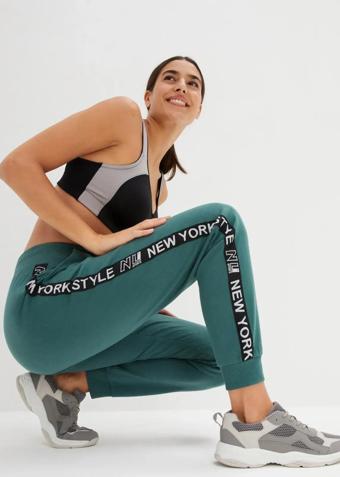 bonprix Hosen|Sweat^Sweathose mit Bündchen und Statement-Druck mattgrün bedruckt