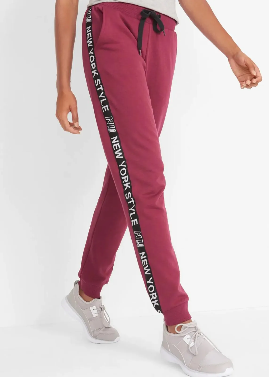 bonprix Hosen|Sweat^Sweathose mit Bündchen und Statement-Druck rhododendronrot bedruckt