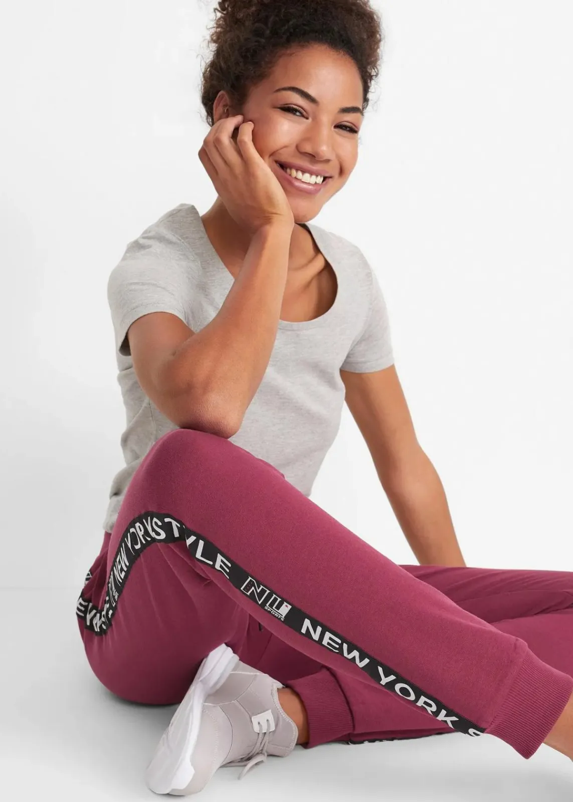 bonprix Hosen|Sweat^Sweathose mit Bündchen und Statement-Druck rhododendronrot bedruckt