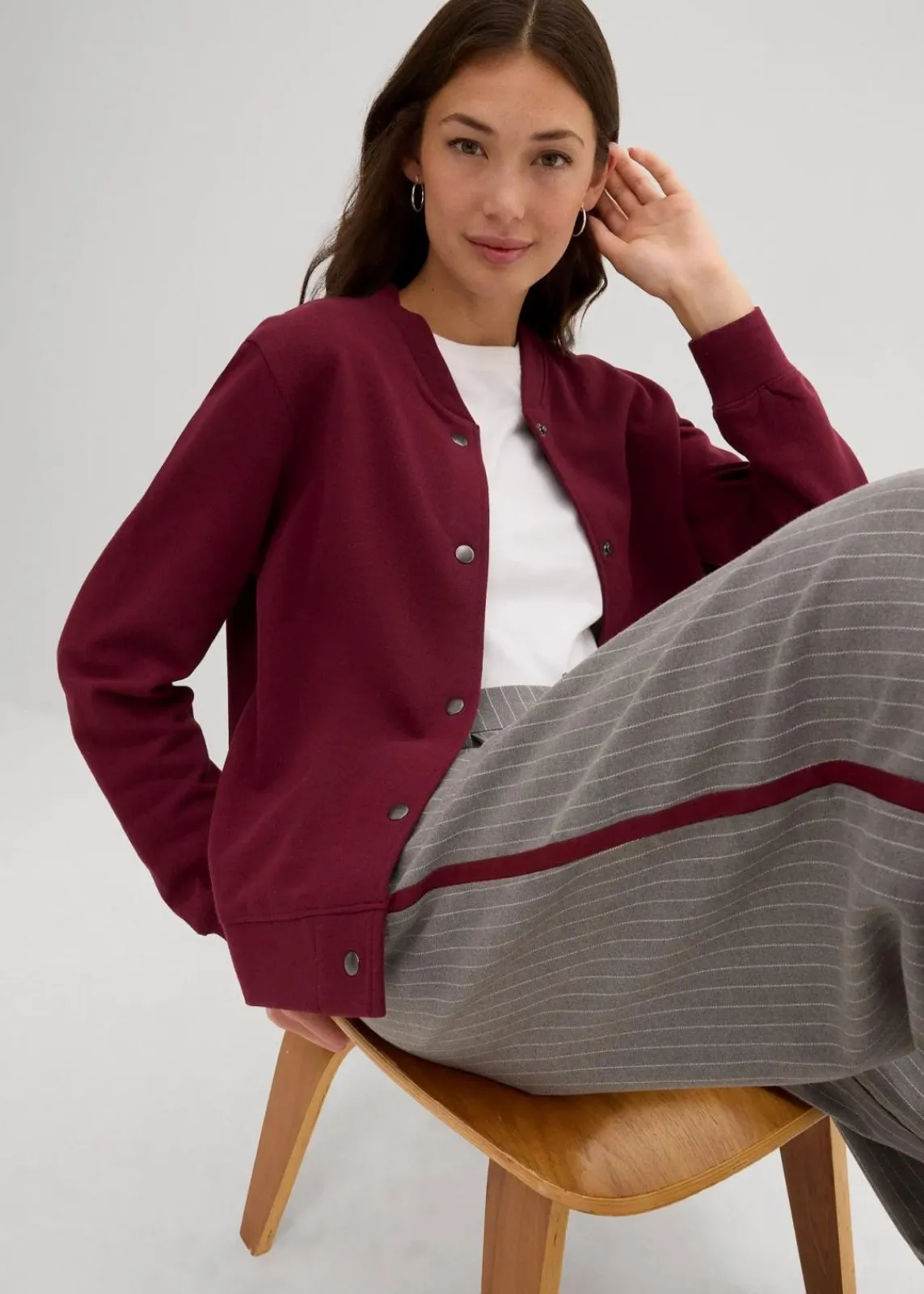 bonprix Nachhaltigere Materialien|Sweat^Sweatjacke mit Knopfleiste ahornrot