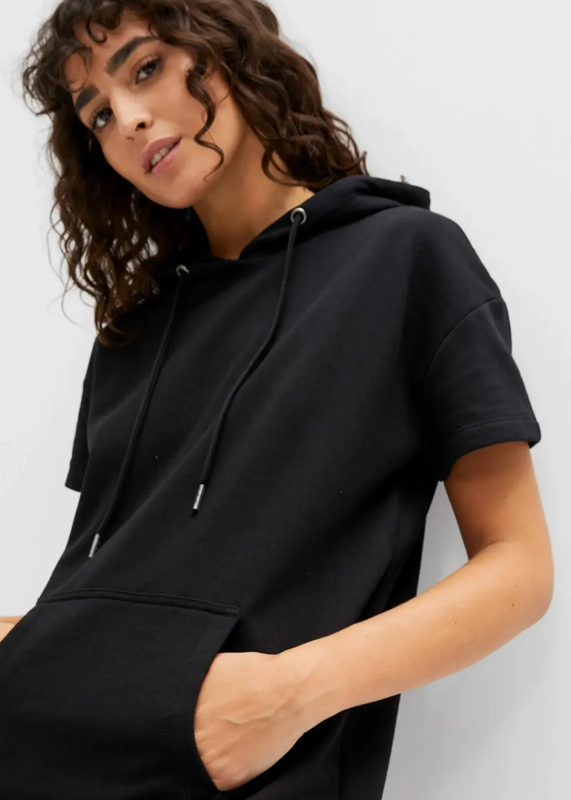 bonprix Bekleidung·Röcke|Bekleidung·Blusen & Tuniken^Sweatkleid mit Kapuze schwarz