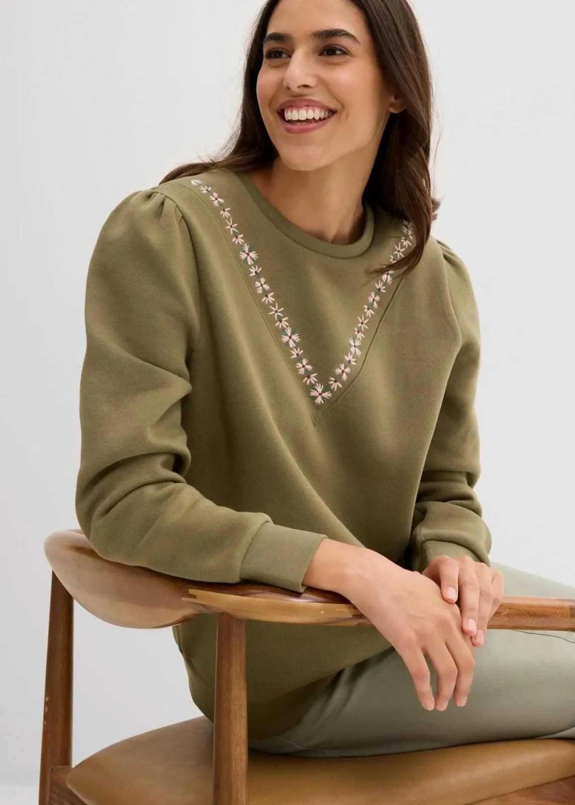 bonprix Bekleidung·Blusen & Tuniken|Sweat^Sweatshirt mit Stickerei aus Baumwoll-Mix oliv