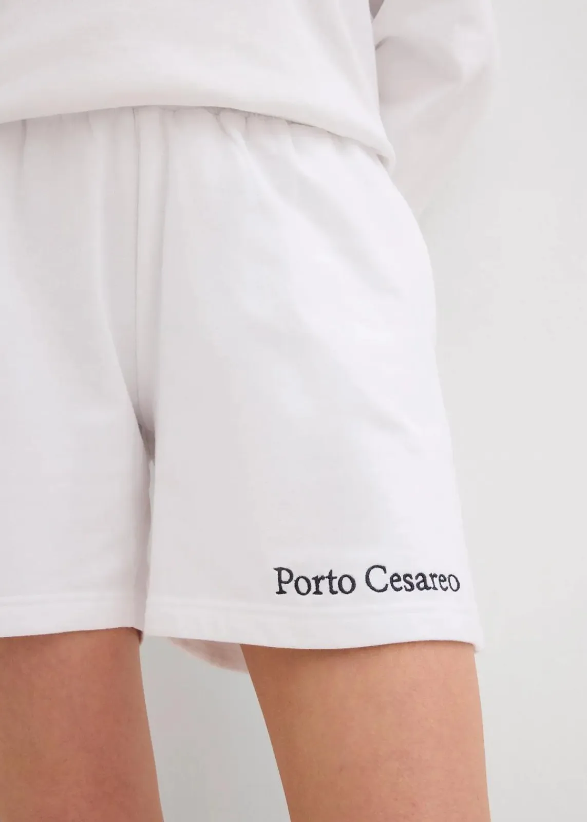 bonprix Bekleidung·Outdoorbekleidung|Bekleidung·Blusen & Tuniken^Sweat-Shorts mit Stickerei weiß