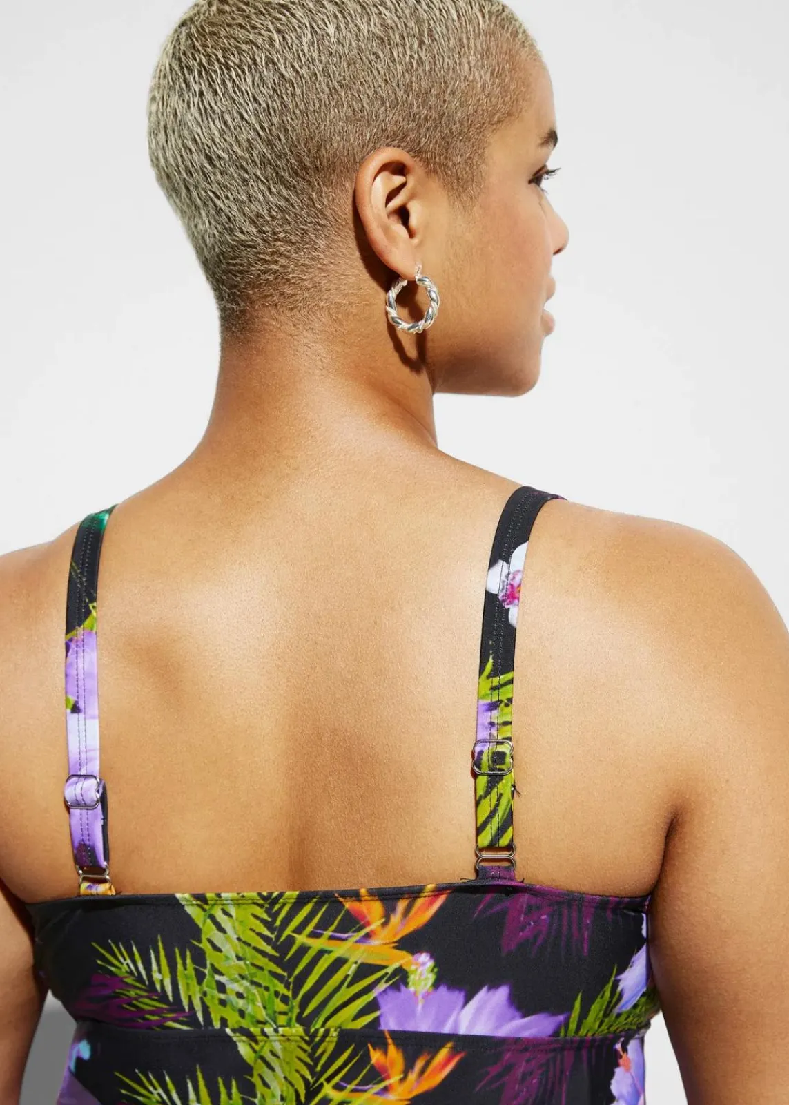 bonprix Nachhaltigere Materialien|Tankinis^Tankini (2-tlg.Set) mit V-Ausschnitt schwarz/lila geblümt