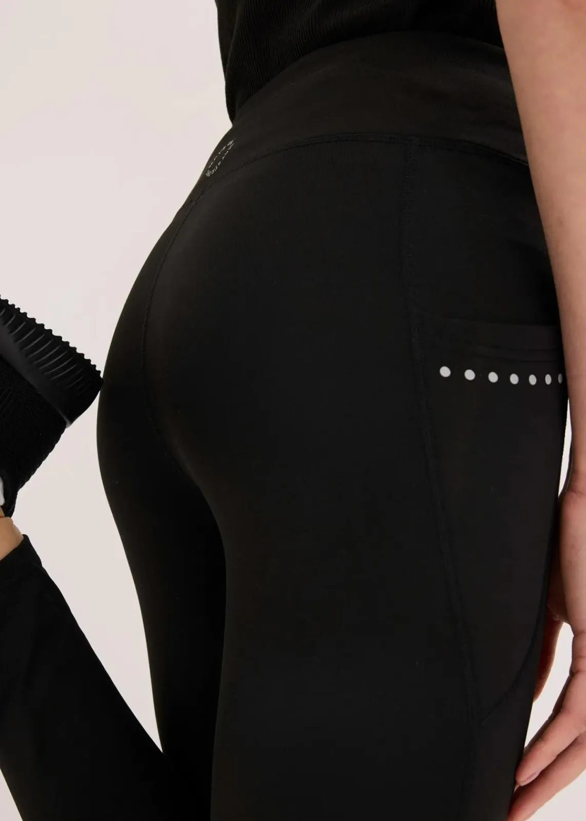 bonprix Hosen|Sportbekleidung^Thermo-Leggings mit reflektierenden Details und Handytasche schwarz