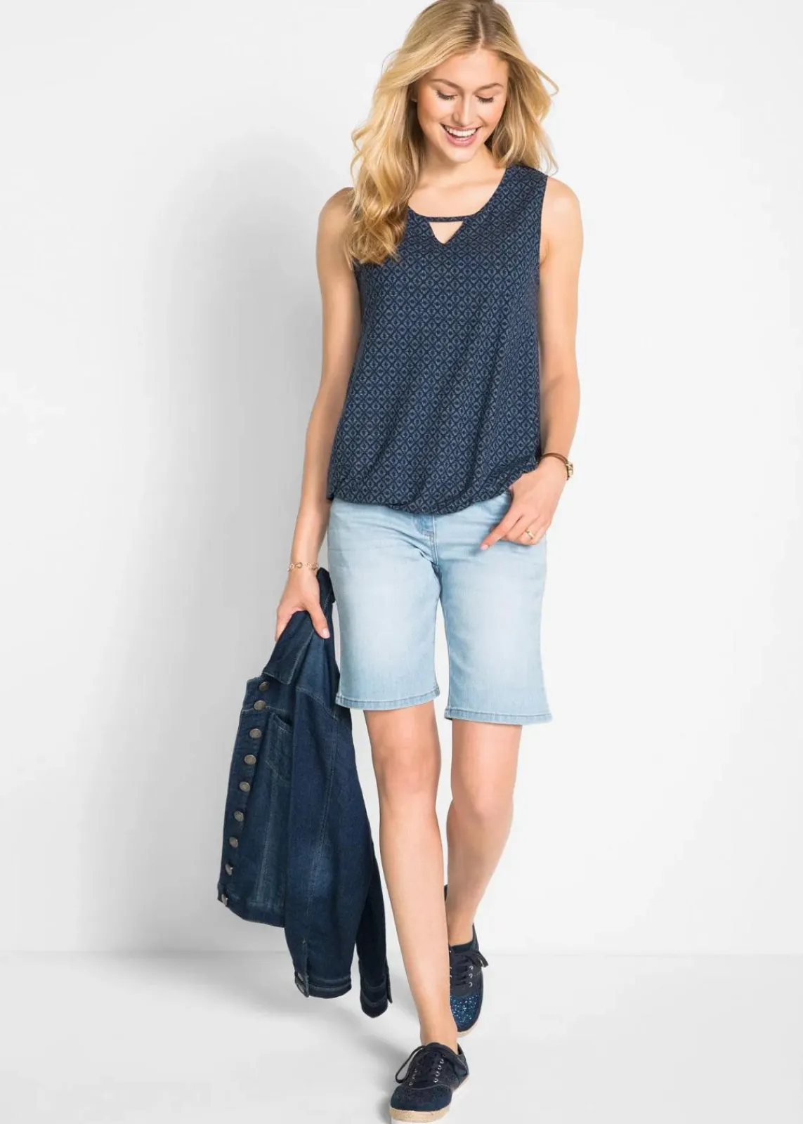 bonprix Nachhaltigere Materialien|Shirts & Tops^Top mit Gummizug dunkelblau bedruckt