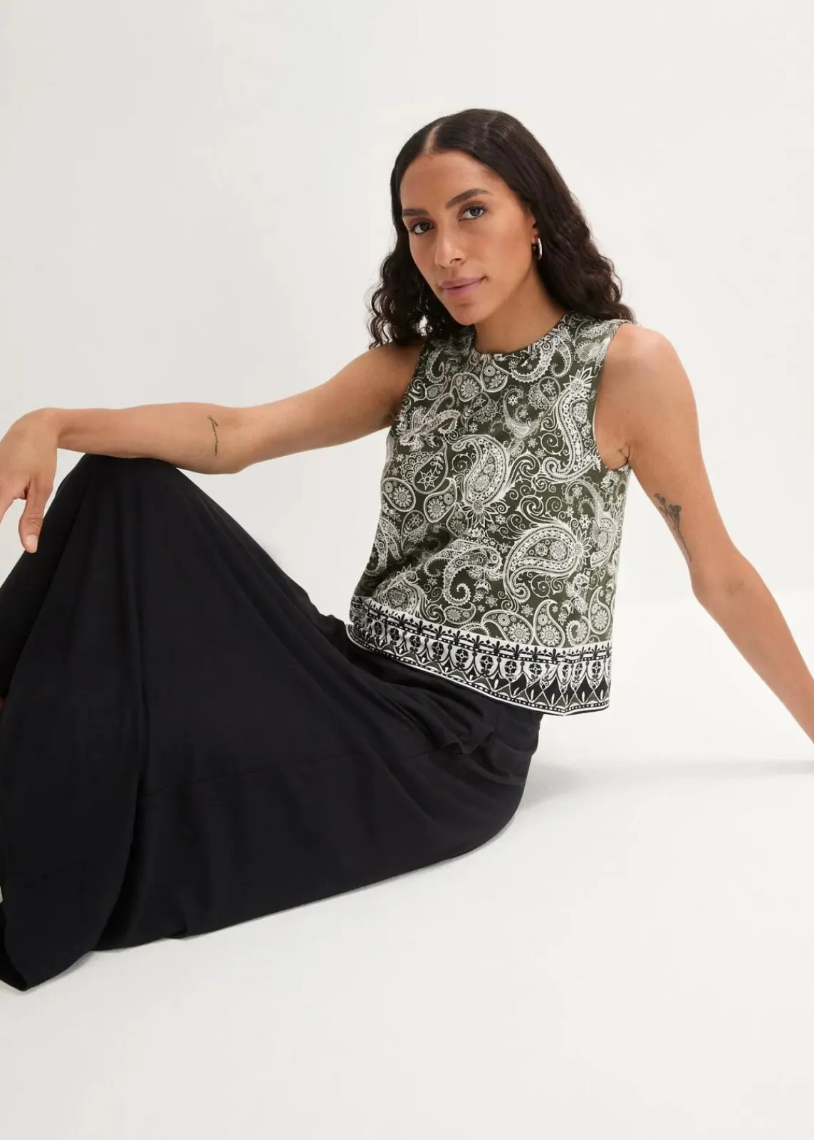 bonprix Shirts & Tops|Nachhaltigere Materialien^Top mit Muster aus Viskose dunkeloliv paisley