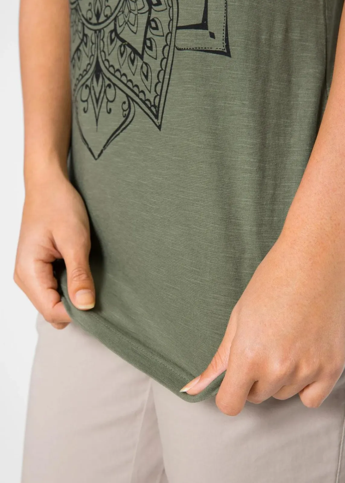 bonprix Nachhaltigere Materialien|Shirts & Tops^T-Shirt aus reiner Bio-Baumwolle oliv graphisch bedruckt