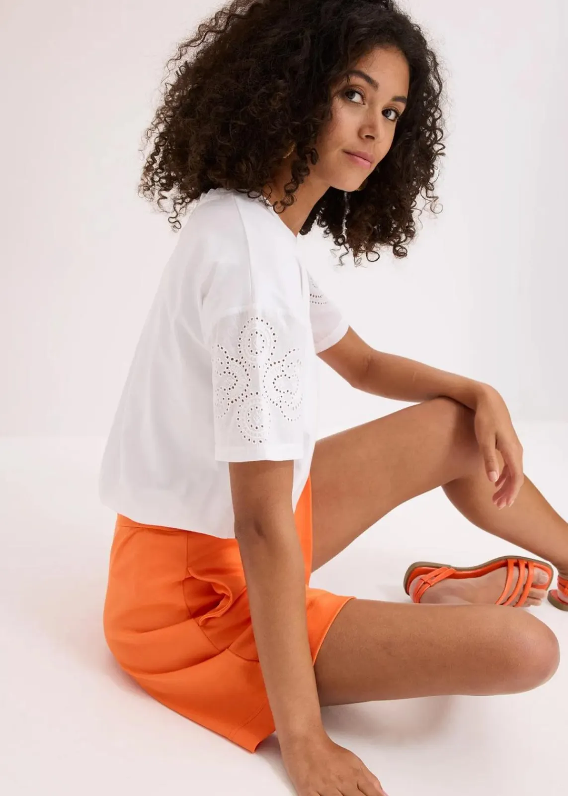 bonprix Shirts & Tops^T-Shirt mit Lochstickerei weiß