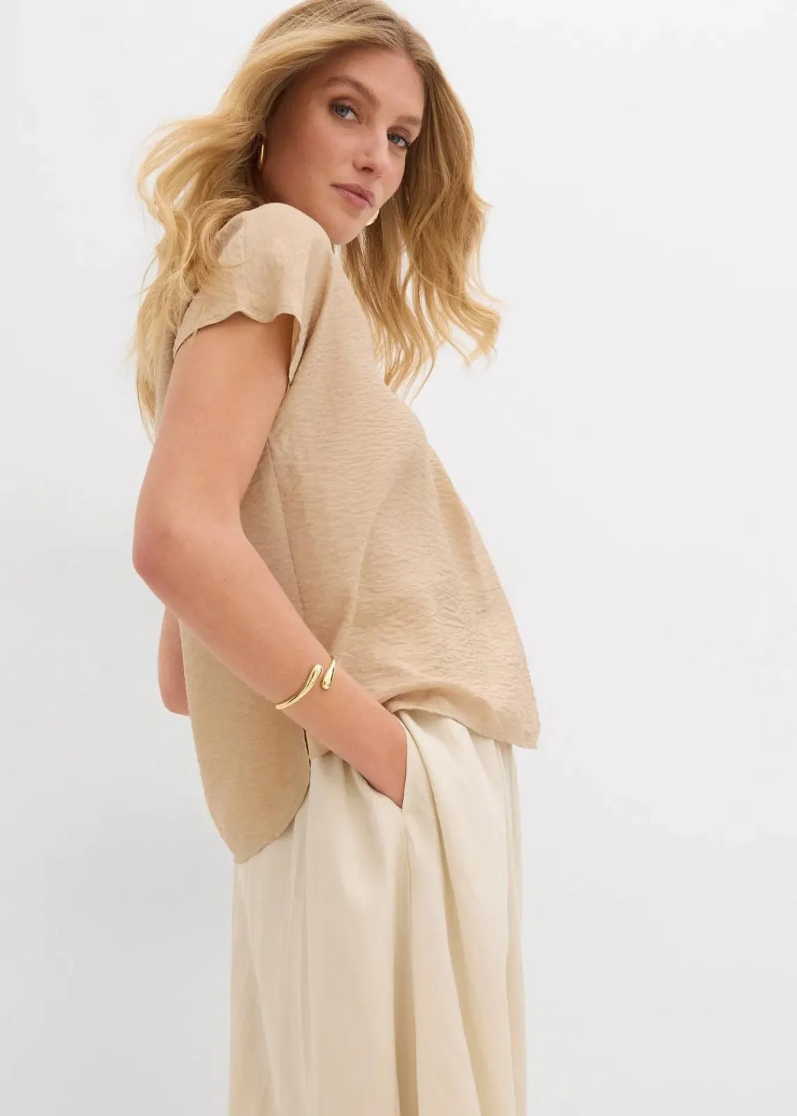 bonprix Bekleidung·Jacken & Mäntel|Blusen & Tuniken^Tunikabluse aus fließendem Viskose-Mix new beige