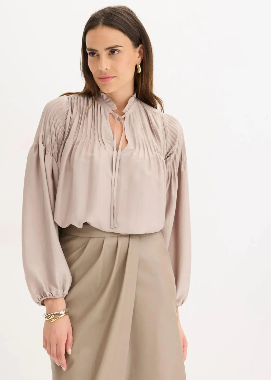 bonprix Blusen & Tuniken|Bekleidung·Jacken & Mäntel^Tunikabluse aus glänzendem Satin mit Biesen naturstein
