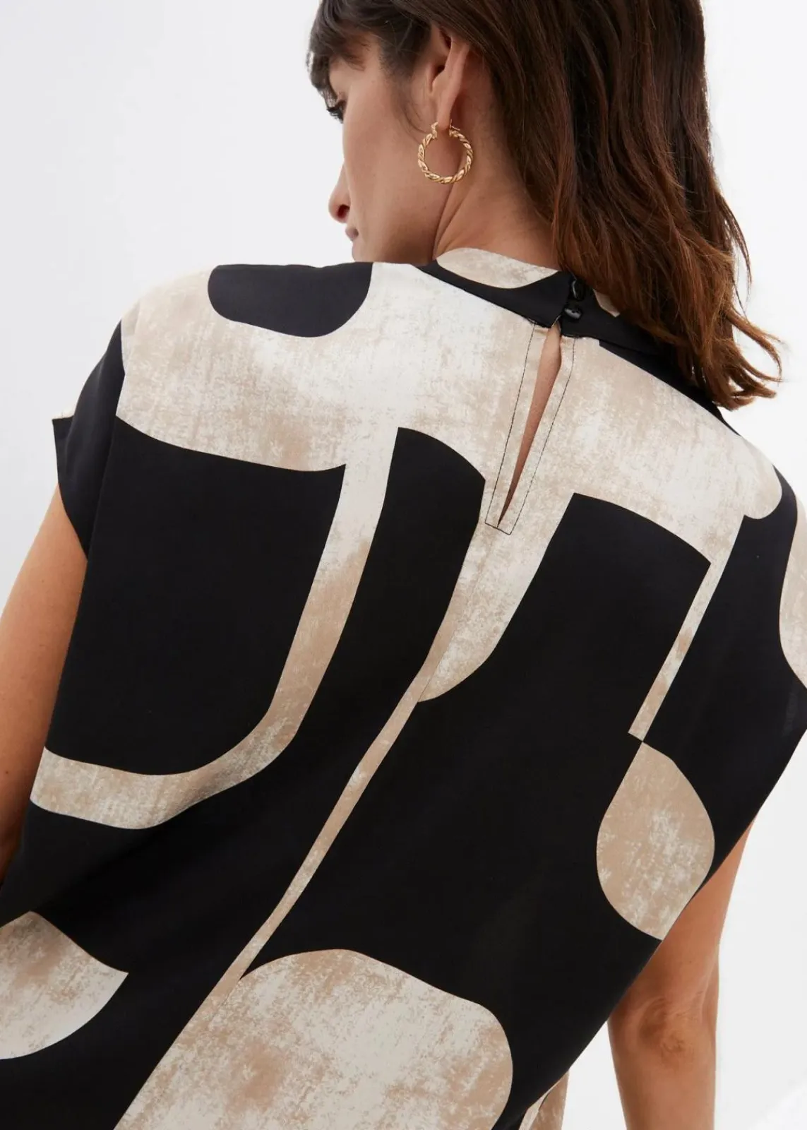 bonprix Bekleidung·Jacken & Mäntel|Blusen & Tuniken^Tunikabluse aus Satin schwarz/kieselbeige/khakibeige bedruckt