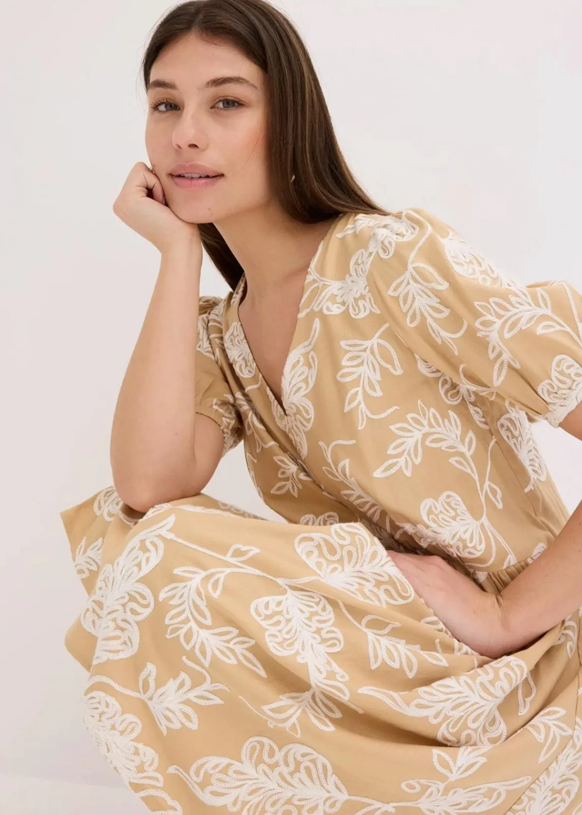 bonprix Bekleidung·Pullover & Strickjacken|Kleider^Tunika-Kleid mit Stickerei aus fließender Viskose beige