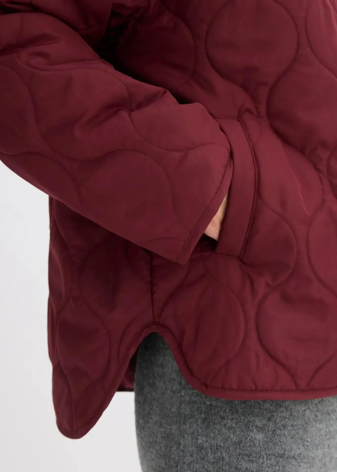 bonprix Jacken & Mäntel|Bekleidung·Hosen^Ultraleichte Steppjacke, Oversized dunkelbeere