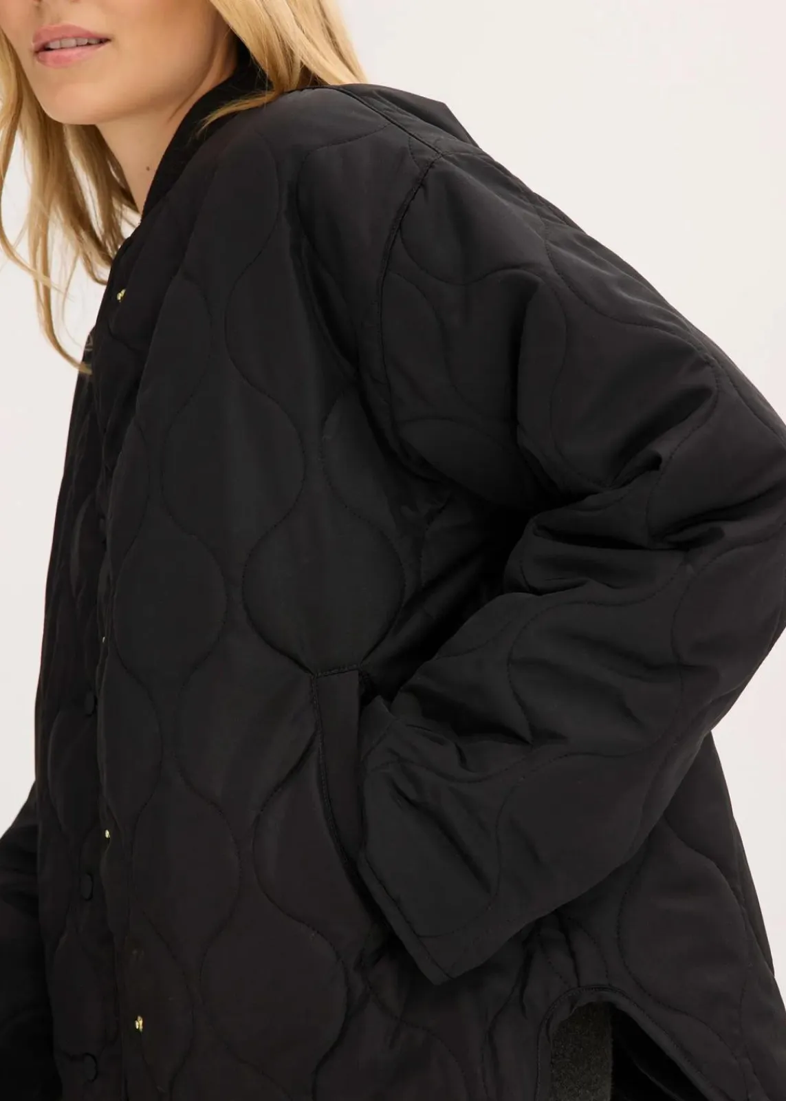 bonprix Bekleidung·Hosen|Jacken & Mäntel^Ultraleichte Steppjacke, Oversized schwarz