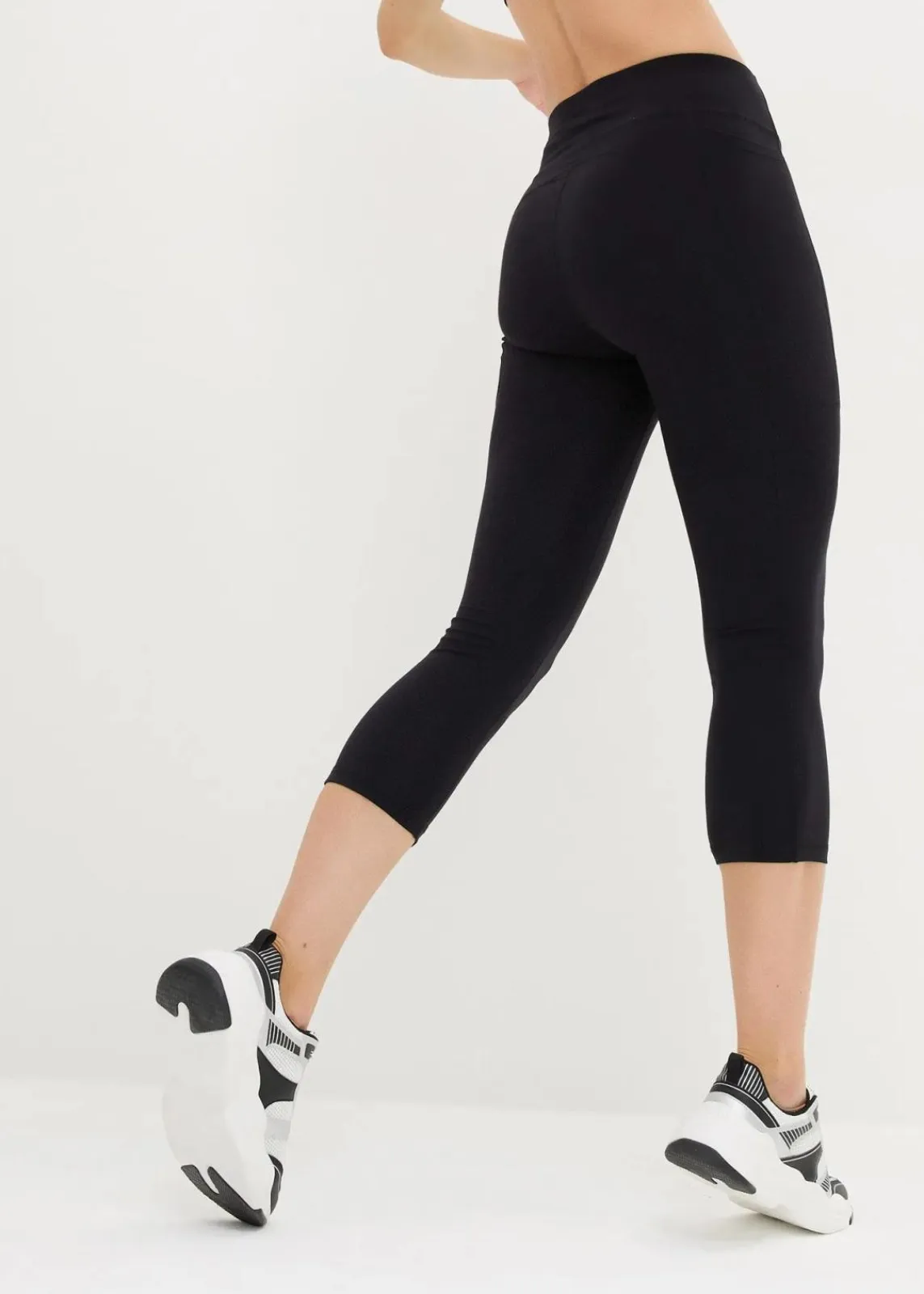 bonprix Bekleidung·Sweat|Bekleidung·Kleider^Ultrasofte Sport-Leggings mit seitlichen Taschen, Capri-Länge schwarz