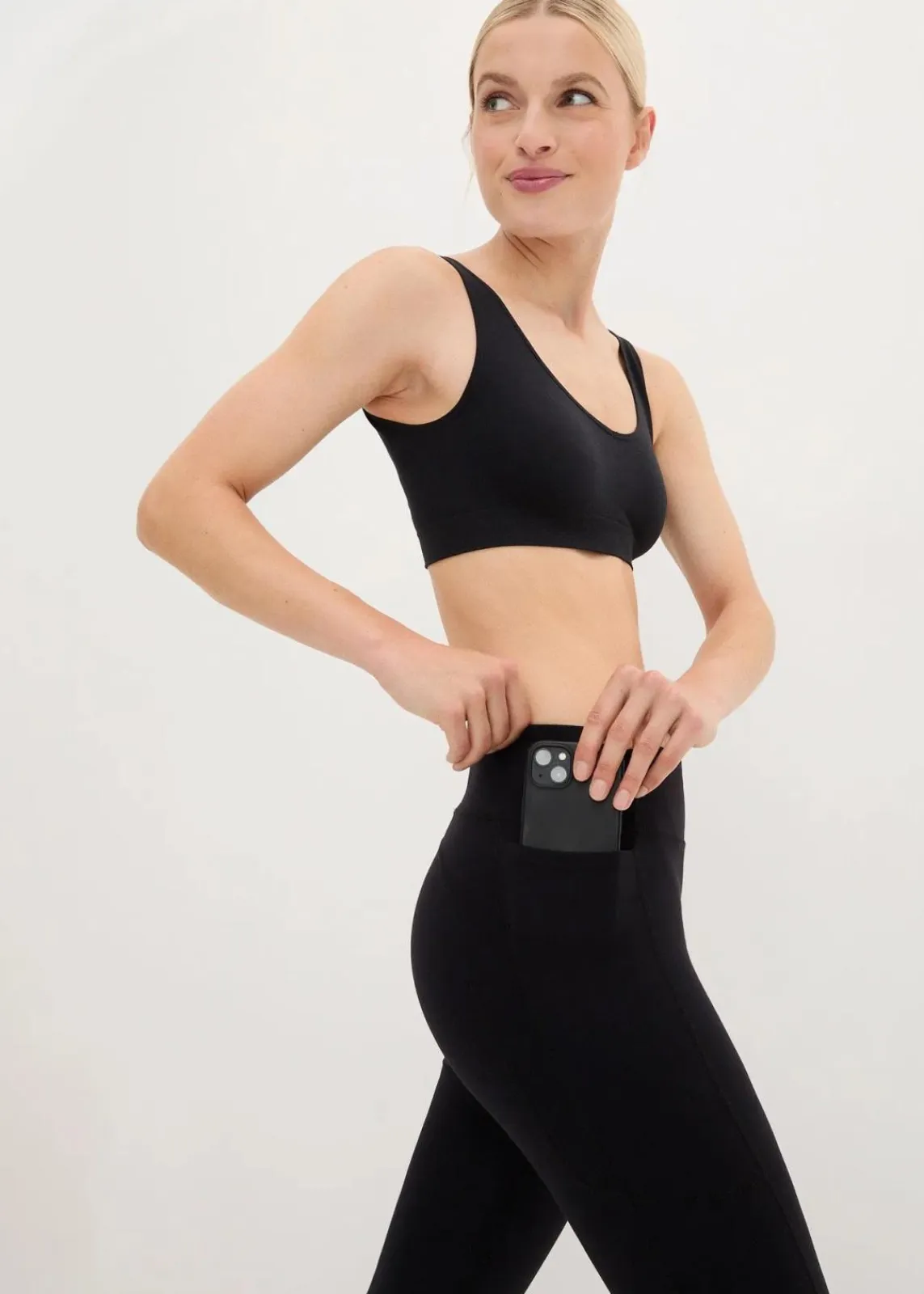 bonprix Bekleidung·Sweat|Bekleidung·Kleider^Ultrasofte Sport-Leggings mit seitlichen Taschen, Capri-Länge schwarz