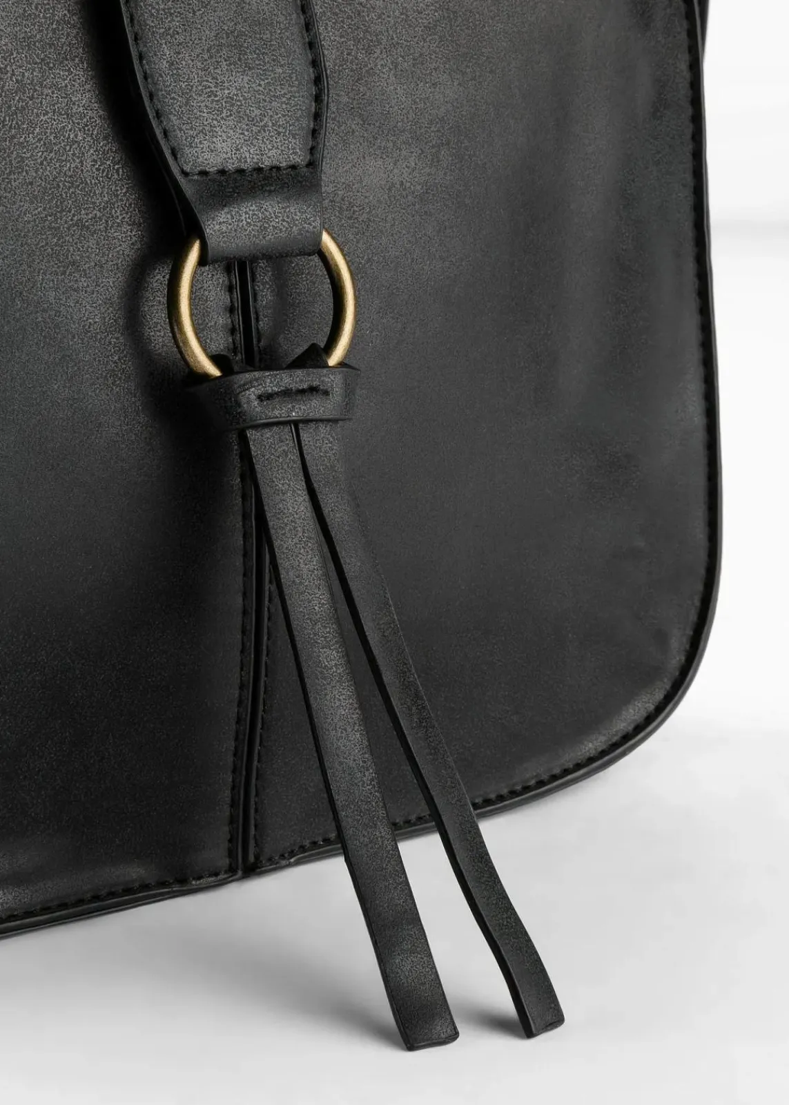 bonprix Taschen^Umhängetasche mit dekorativem Schnallendetail schwarz