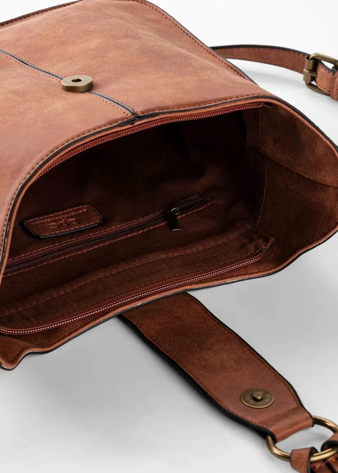 bonprix Taschen^Umhängetasche mit dekorativem Schnallendetail cognac