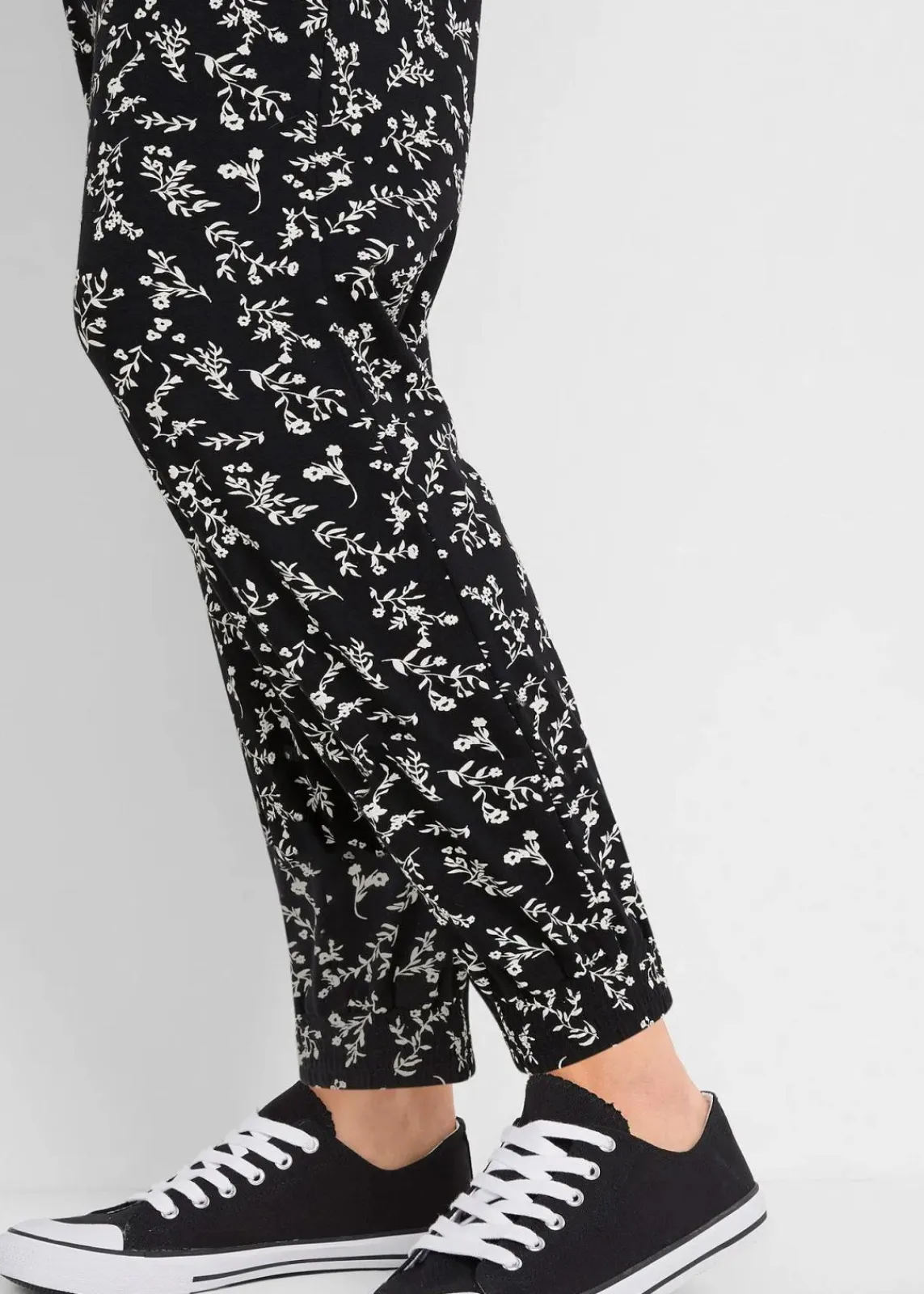 bonprix Bekleidung·Blazer|Umstandsmode^Umstandshose mit verspieltem Druck aus Viskose-Mix, Loose Fit schwarz geblümt